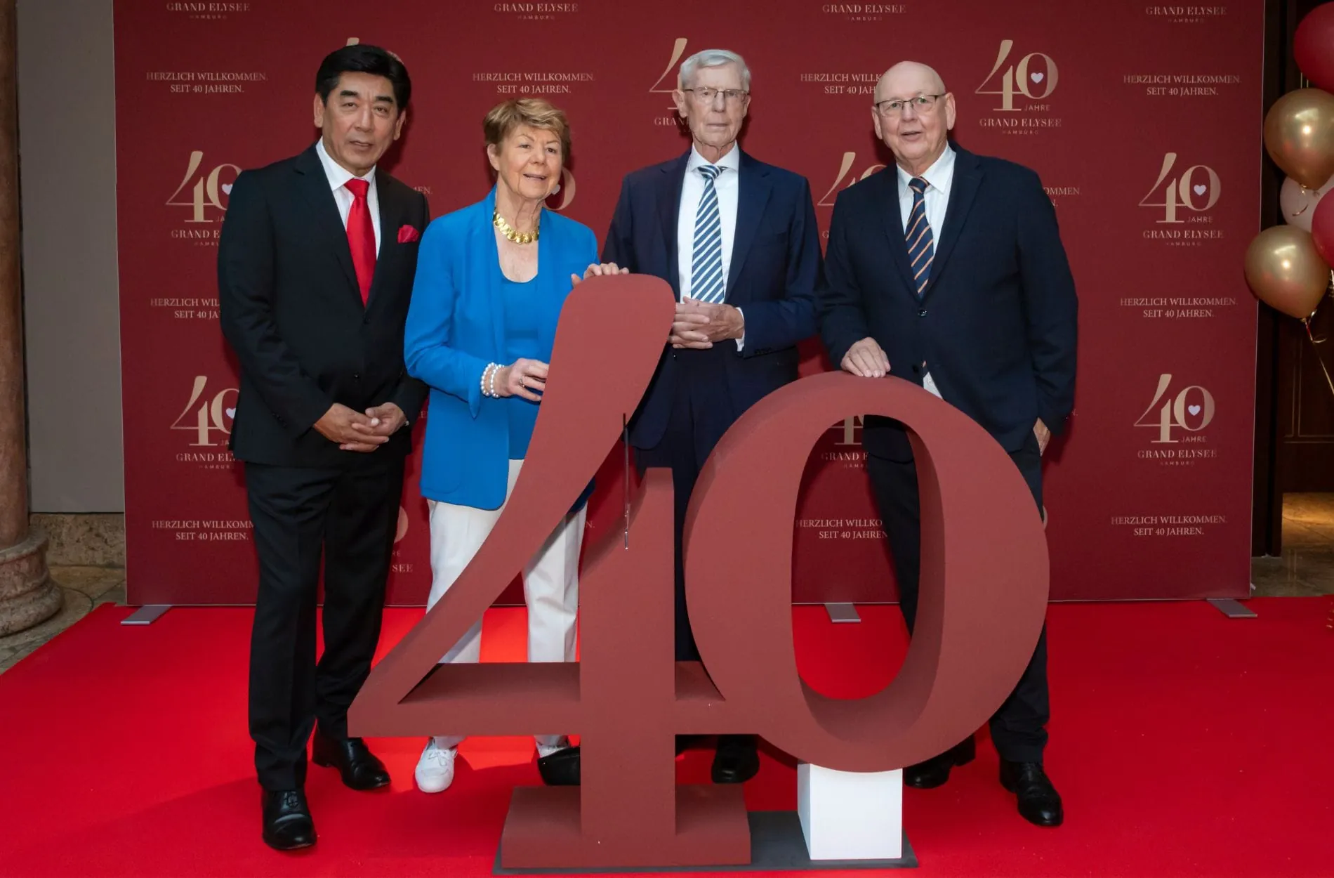 Jubiläumsfeier im Grand Elysée Hamburg: Mit von der Partie waren Hotelinhaber Eugen Block (Zweiter von rechts), seine Schwester Marlies Head, General Manager Tashi Takang (links) und Hotelunternehmer Werner Kirchhoff (rechts).