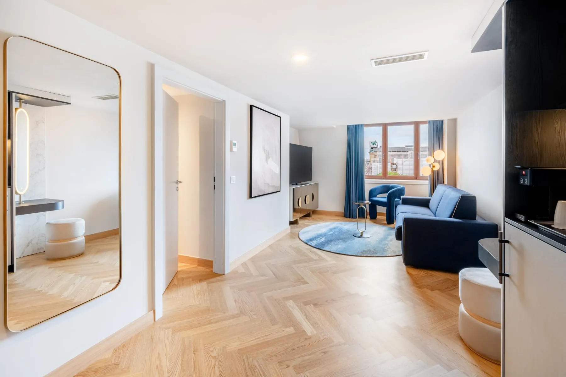 Die Two-Bedroom-Executive-Suite im Hilton Berlin wartet mit einem großem Wohnbereich auf.