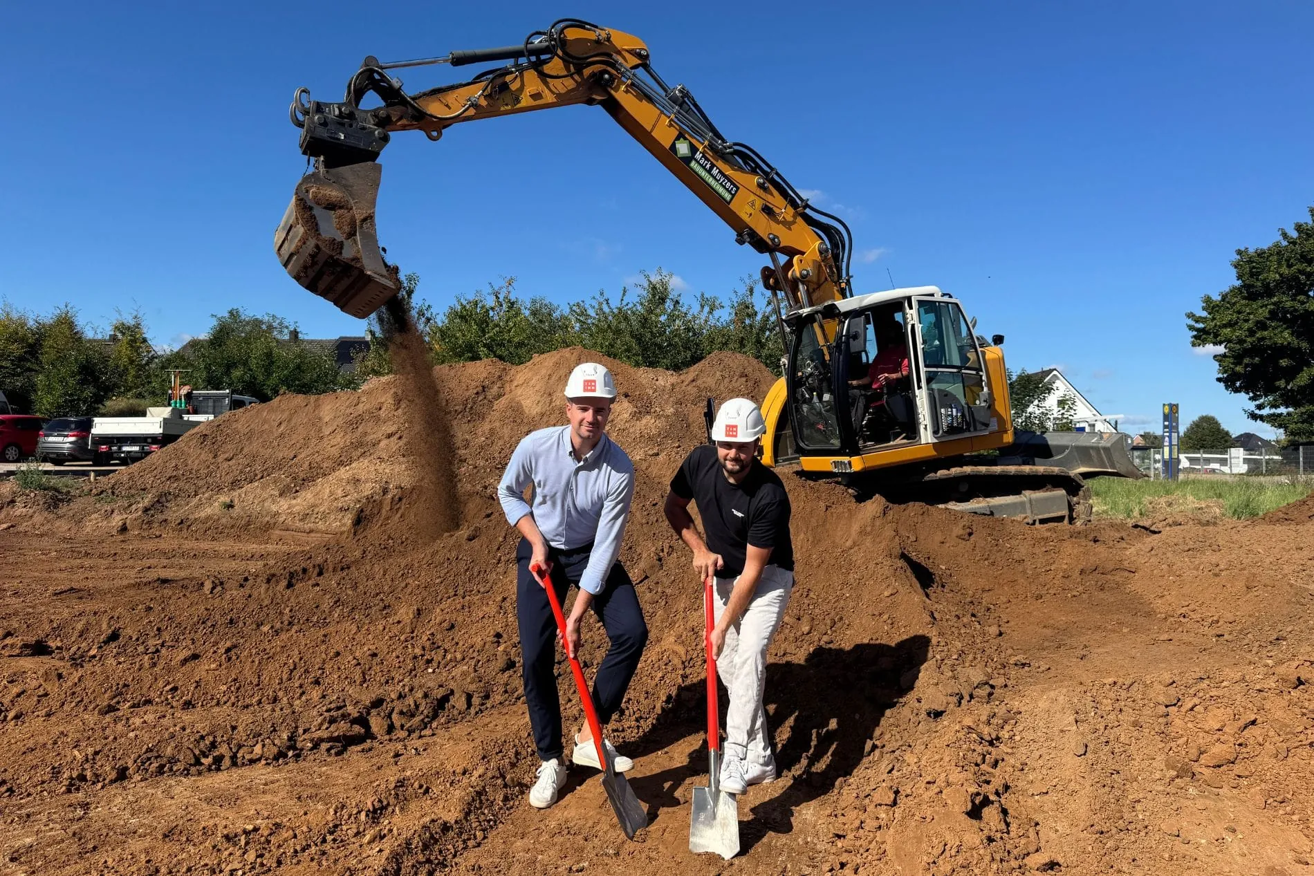 Offizieller Baubeginn: Co-CEO Nico Sauerland (links) und CTO Levi Rostek beim Spatenstich für das neue Tin-Inn-Haus in Euskirchen.