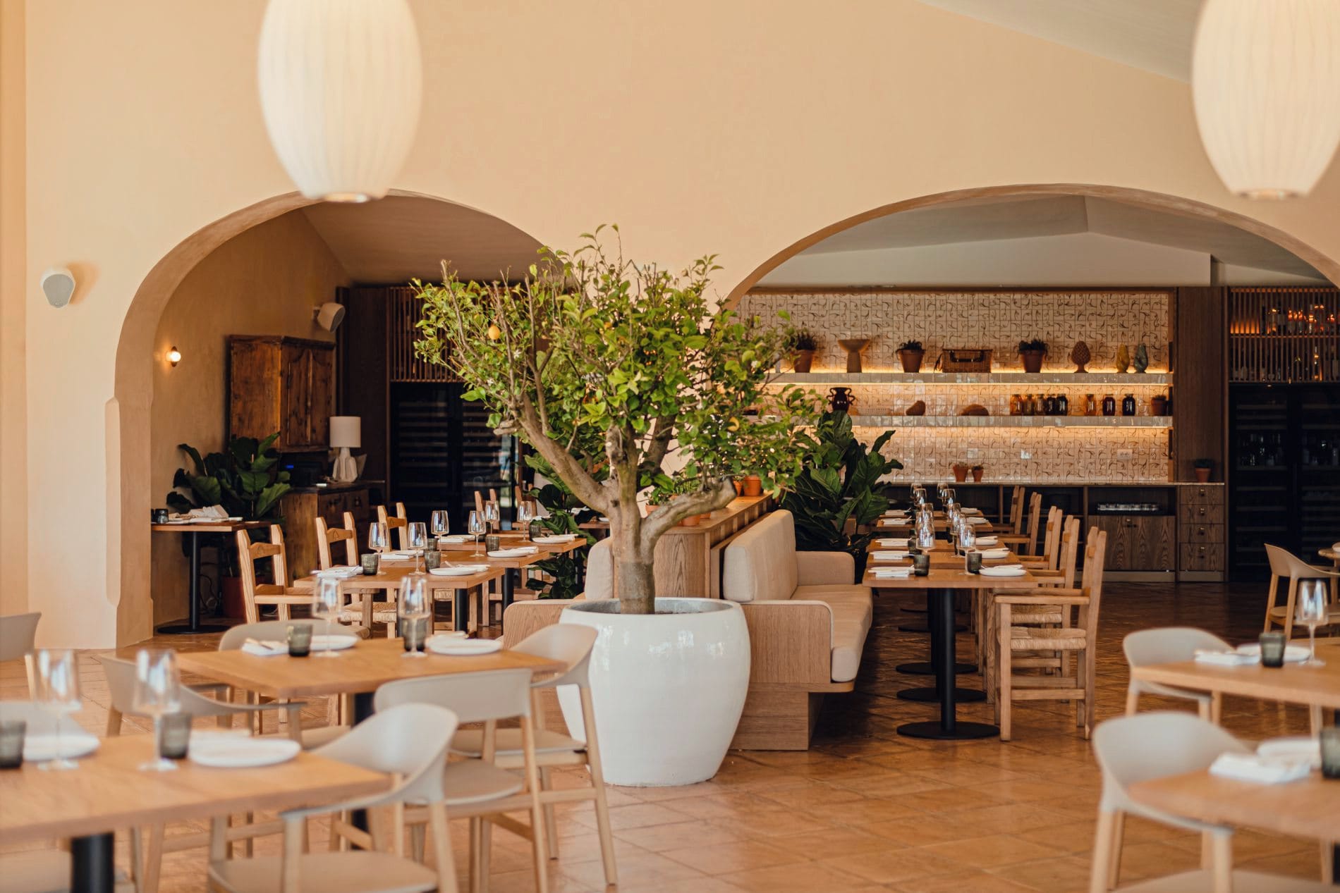 Das Restaurant Zaïa im Aethos Sardinia heißt Gäste in mediterranem Design an der Costa Smeralda willkommen.
