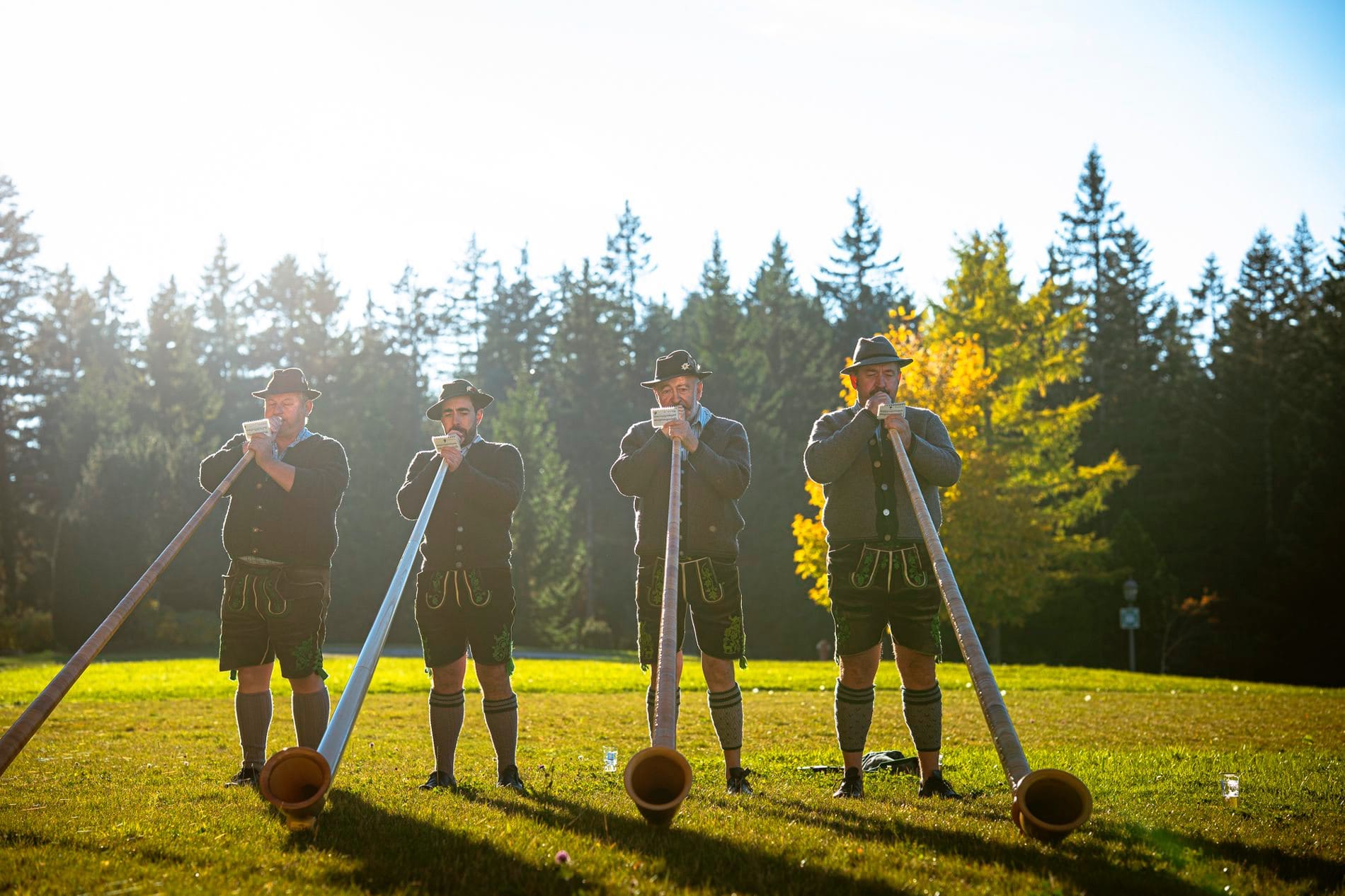 Impressionen vom SpaCamp 2025: Zur Eröffnung spielten die Krüner Alphornbläser.