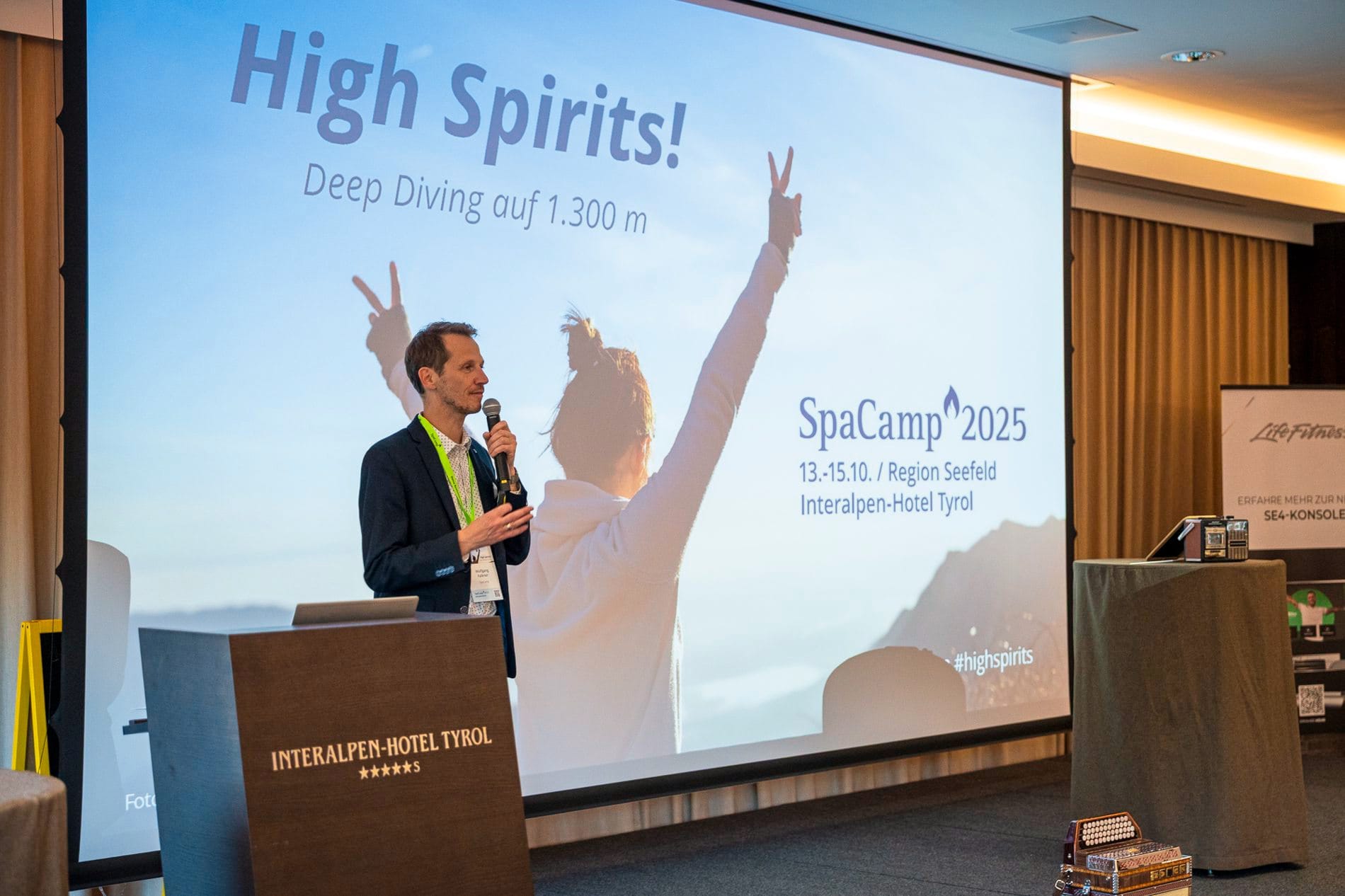 Impressionen vom SpaCamp 2025: Veranstalter Wolfgang Falkner bei der Eröffnung des Spa-Events im Interalpen-Hotel Tyrol.