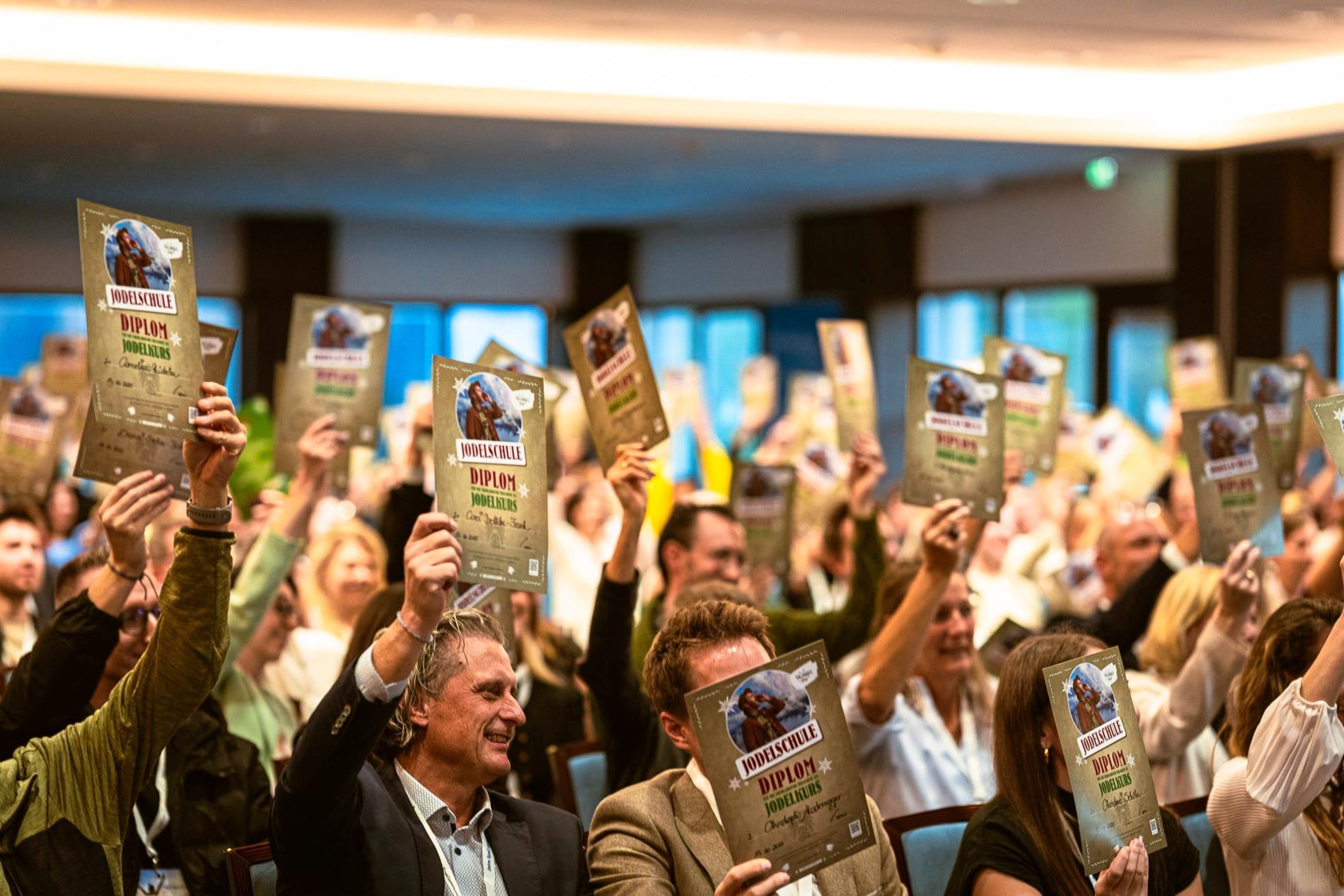 Impressionen vom SpaCamp 2025: Nach dem Jodelkurs mit Thomas Reitsamer gab's für alle Teilnehmer ein Jodel-Diplom.