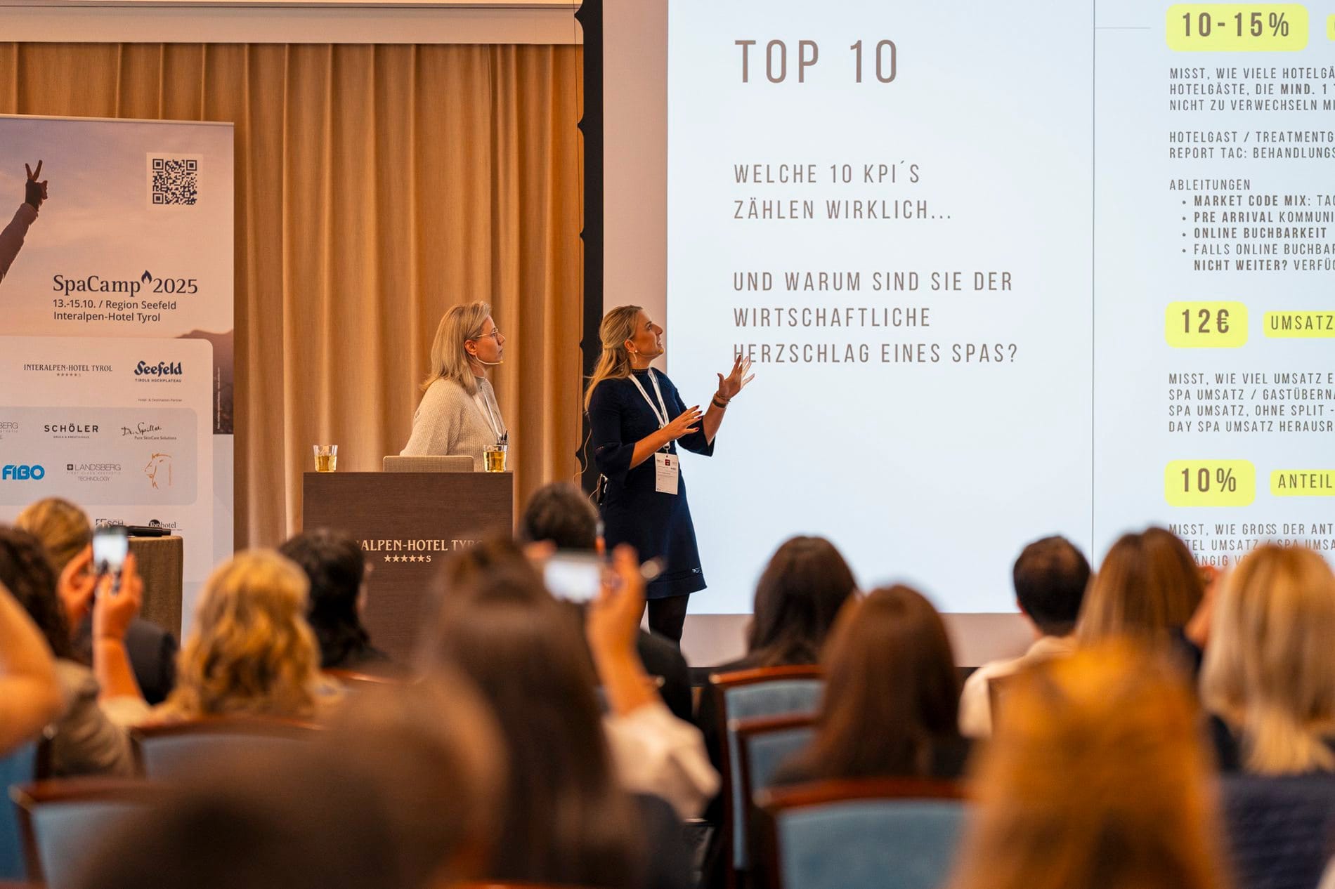 Impressionen vom SpaCamp 2025: Mary-Ann Kühn von der DSR Hotel Holding und Gesine Ponto (links) von Ciere - Spa Management zeigten, auf welche zehn KPIs bei der Wirtschaftlichkeit im Spa wirklich ankommt.