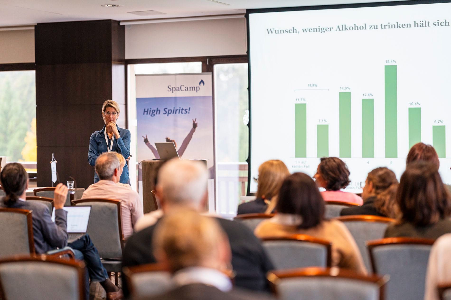 Impressionen vom SpaCamp 2025: Charlotte Hager von Comrecon Brand Navigation berichtete über den "Gesundheitsstatus Österreich 2025".