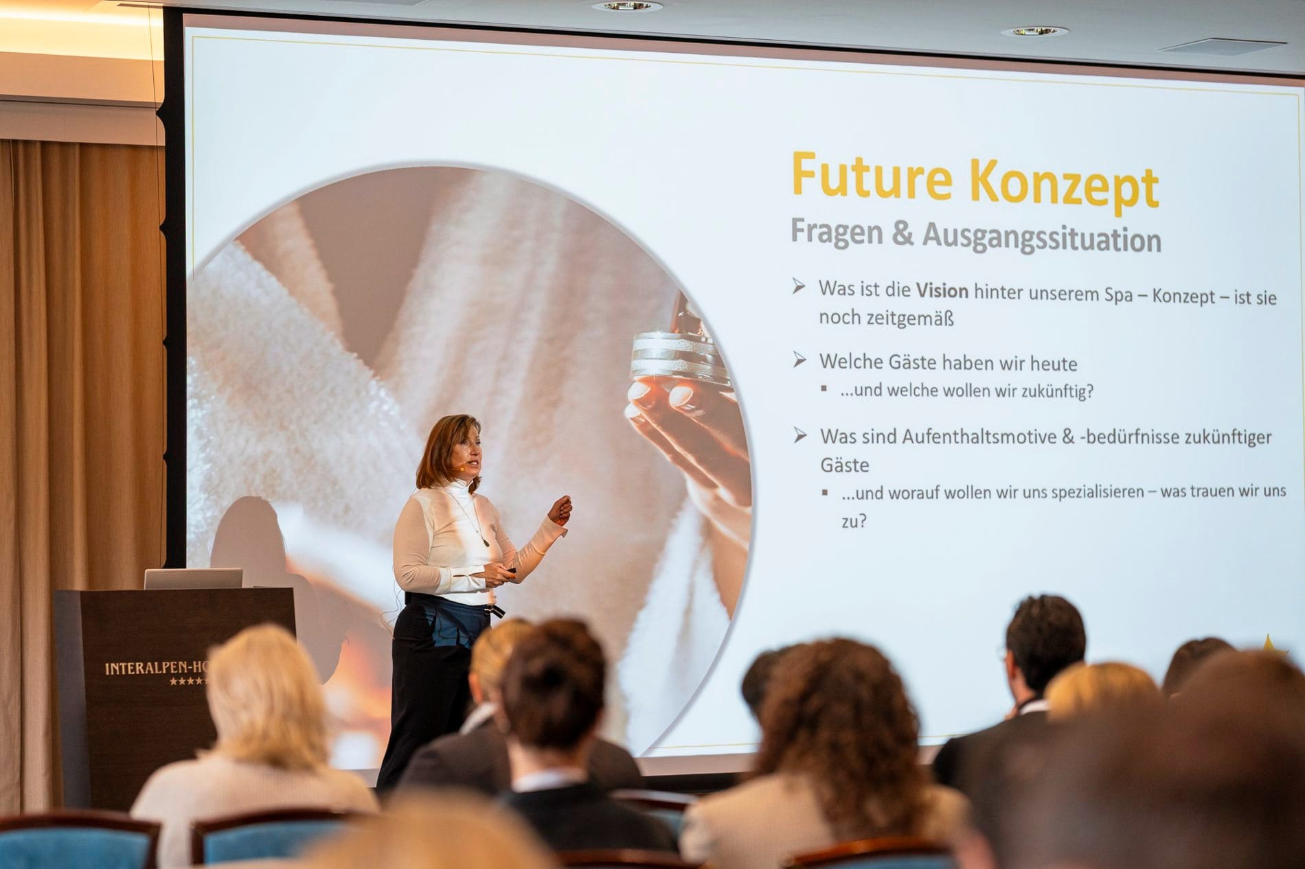 Impressionen vom SpaCamp 2025: Dagmar Rizzato von Rizzato Spa Consulting setzte einen Impuls zu Positionierung, Kernkompetenzen und Erlebnisfaktoren im Spa.