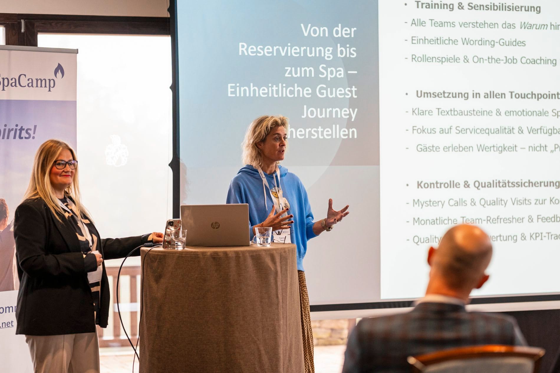 Impressionen vom SpaCamp 2025: Yvonne Tesch von der Falkensteiner Michaeler Tourismus Gruppe (rechts) und Karin Stefanie Niederer von Kohl & Partner, zeigten, welche Actions und Tools sind notwendig, um Dynamic Pricing erfolgreich und professionell im Spa zu implementieren.