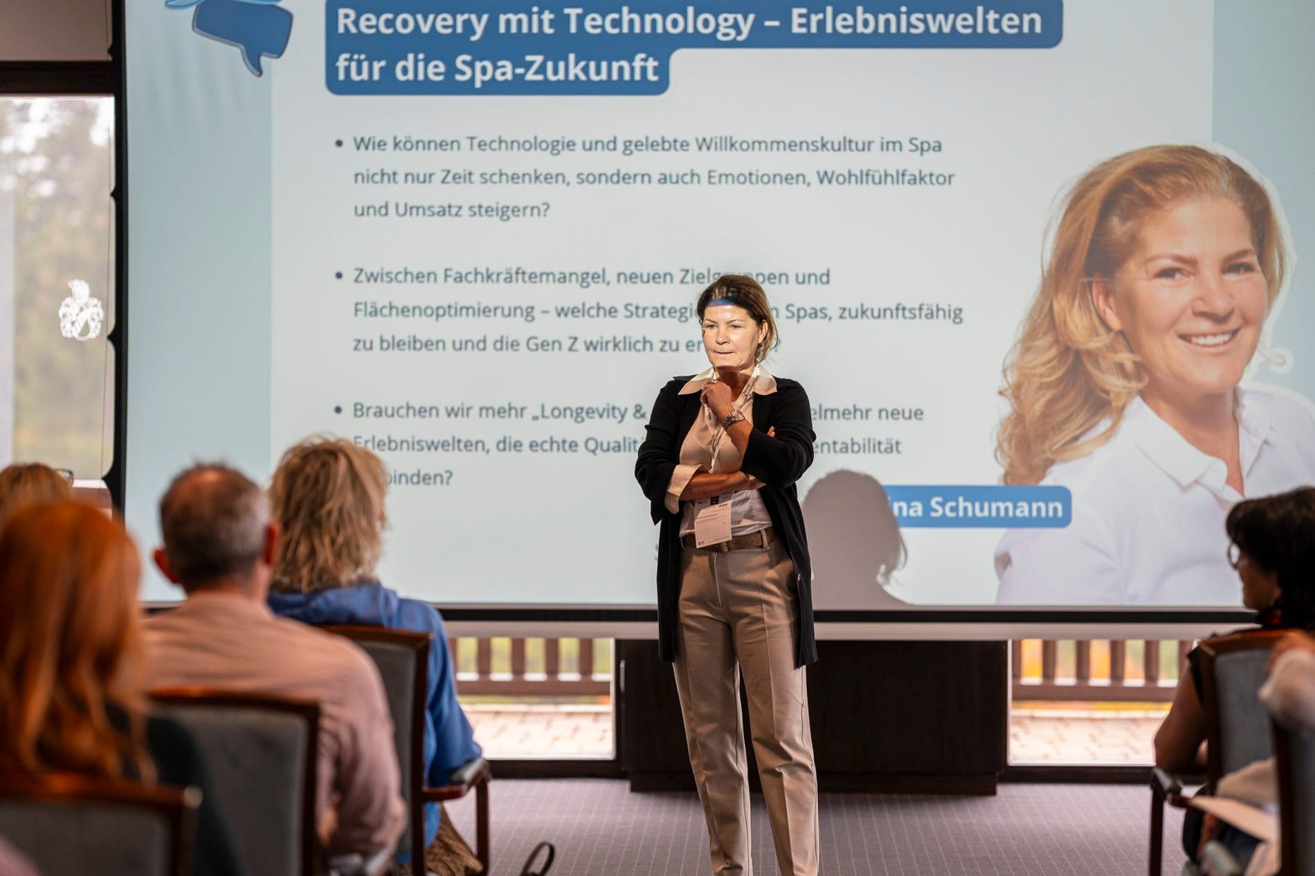 Impressionen vom SpaCamp 2025: Martina Schumann von Sea Chefs Cruises Worldwide erörterte Erlebniswelten für die Spa-Zukunft.