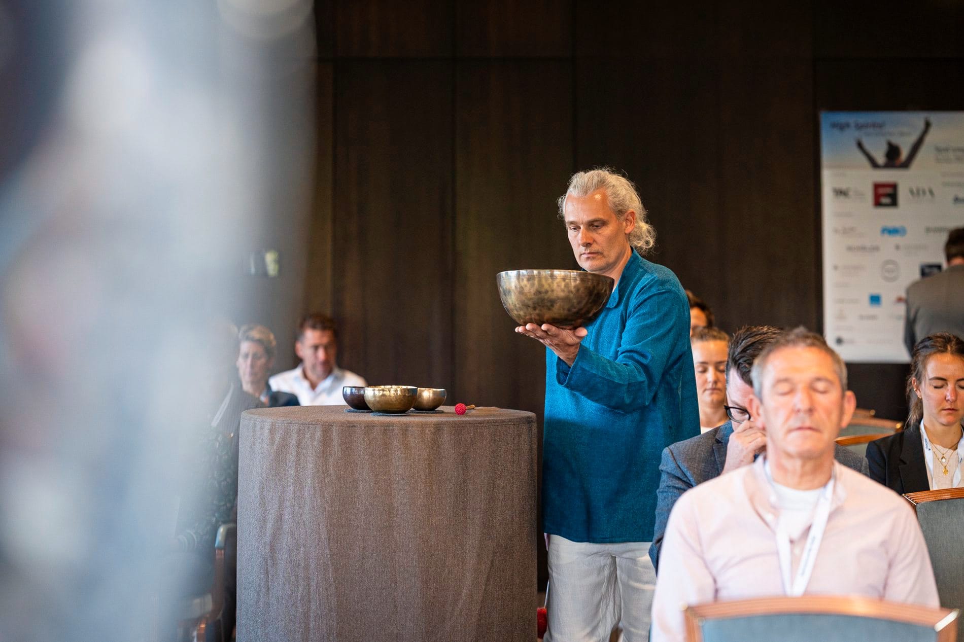 Impressionen vom SpaCamp 2025: Bei der Klangsession mit Tilman Sandkühler vom Atelier Sandkühler konnten die Teilnehmer in den eigenen Körper hineinspüren.