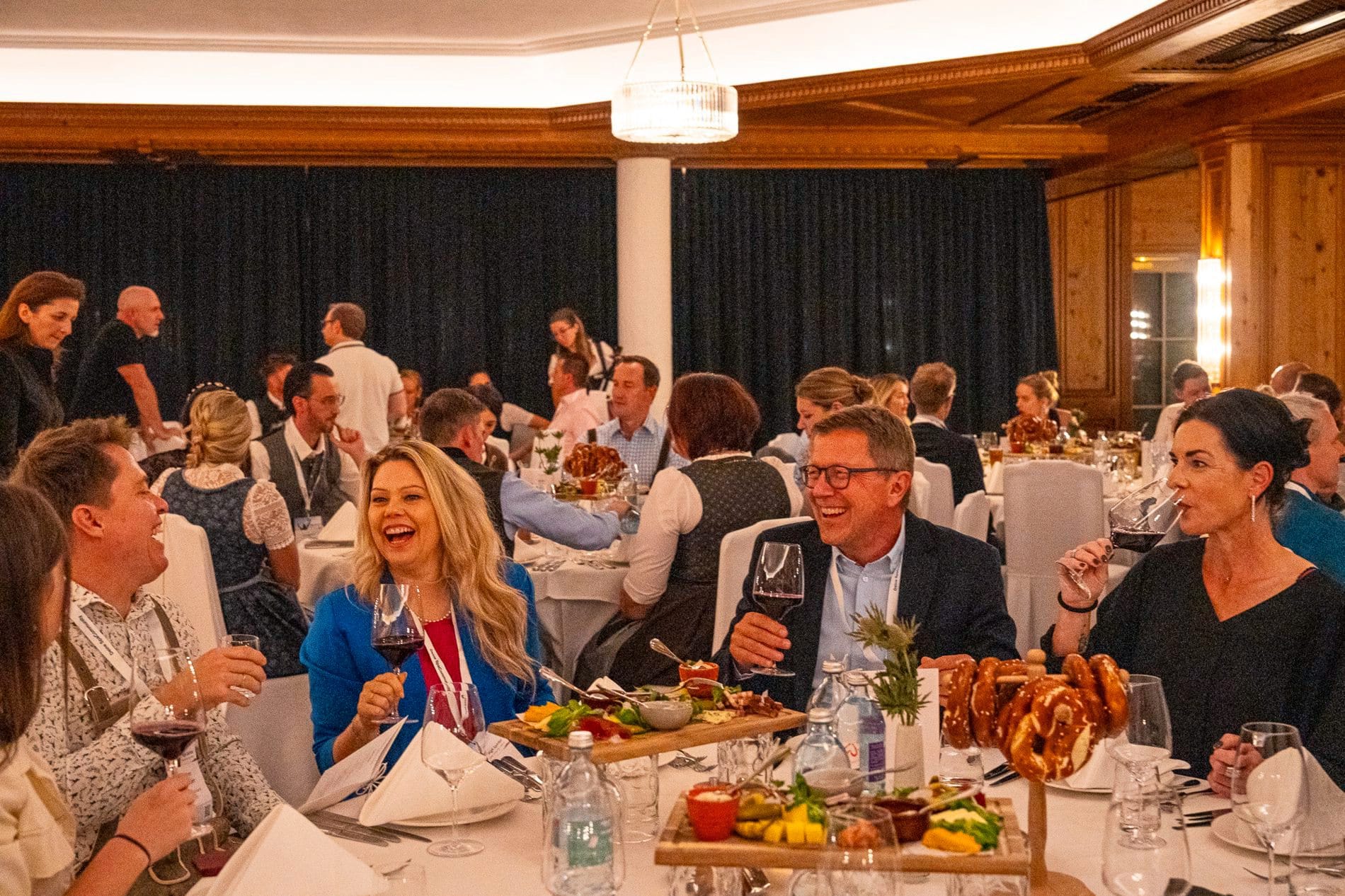 Impressionen vom SpaCamp 2025: Abendliches Dinner mit typischen Tiroler Gerichten.