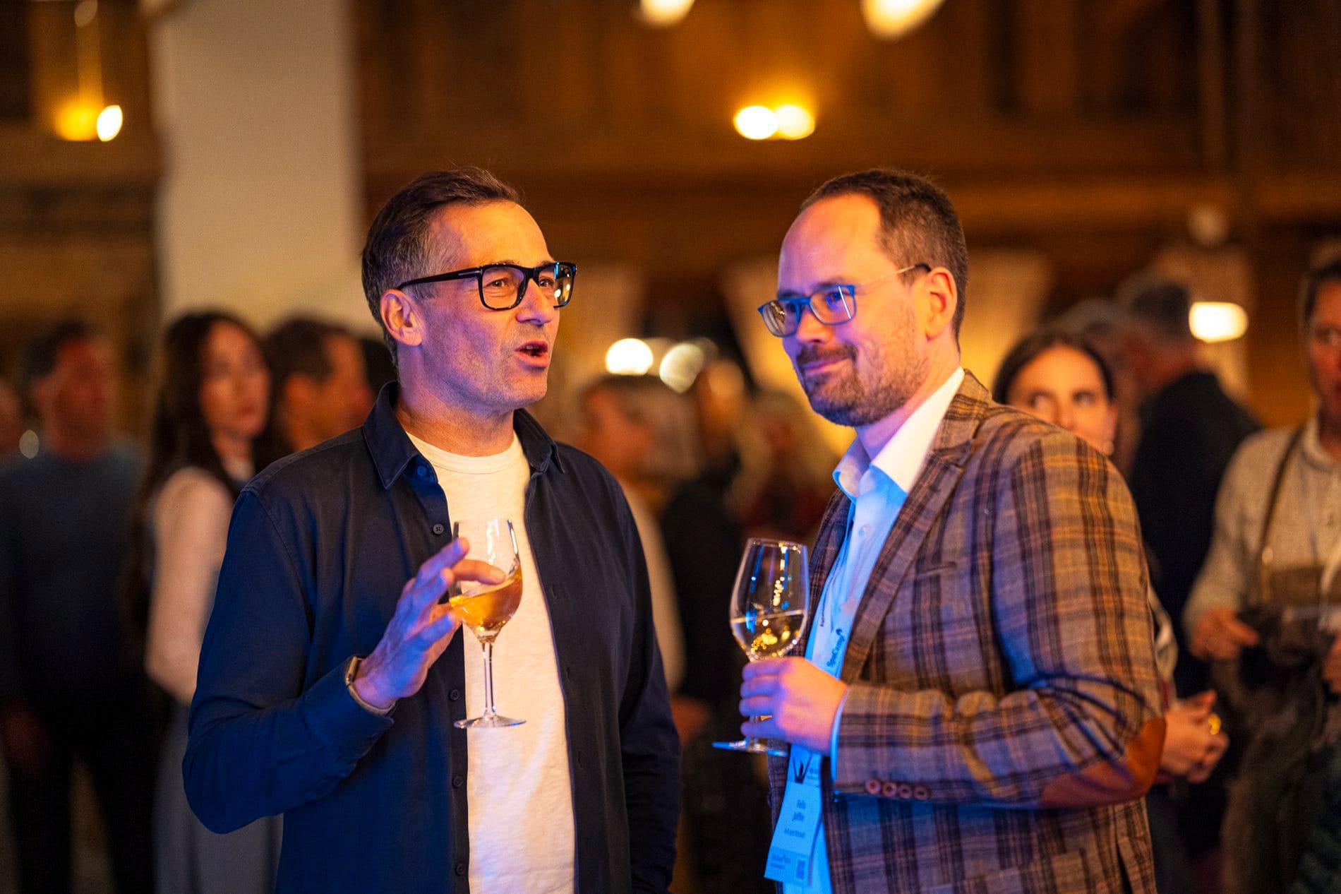 Impressionen vom SpaCamp 2025: Nach dem Dinner wurde in der hoteleigenen Interalpen-Alm bis in die Nacht gefeiert und getanzt.