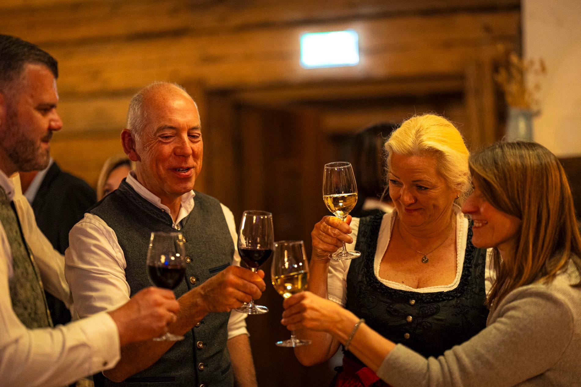 Impressionen vom SpaCamp 2025: Nach dem Dinner wurde in der hoteleigenen Interalpen-Alm bis in die Nacht gefeiert und getanzt.