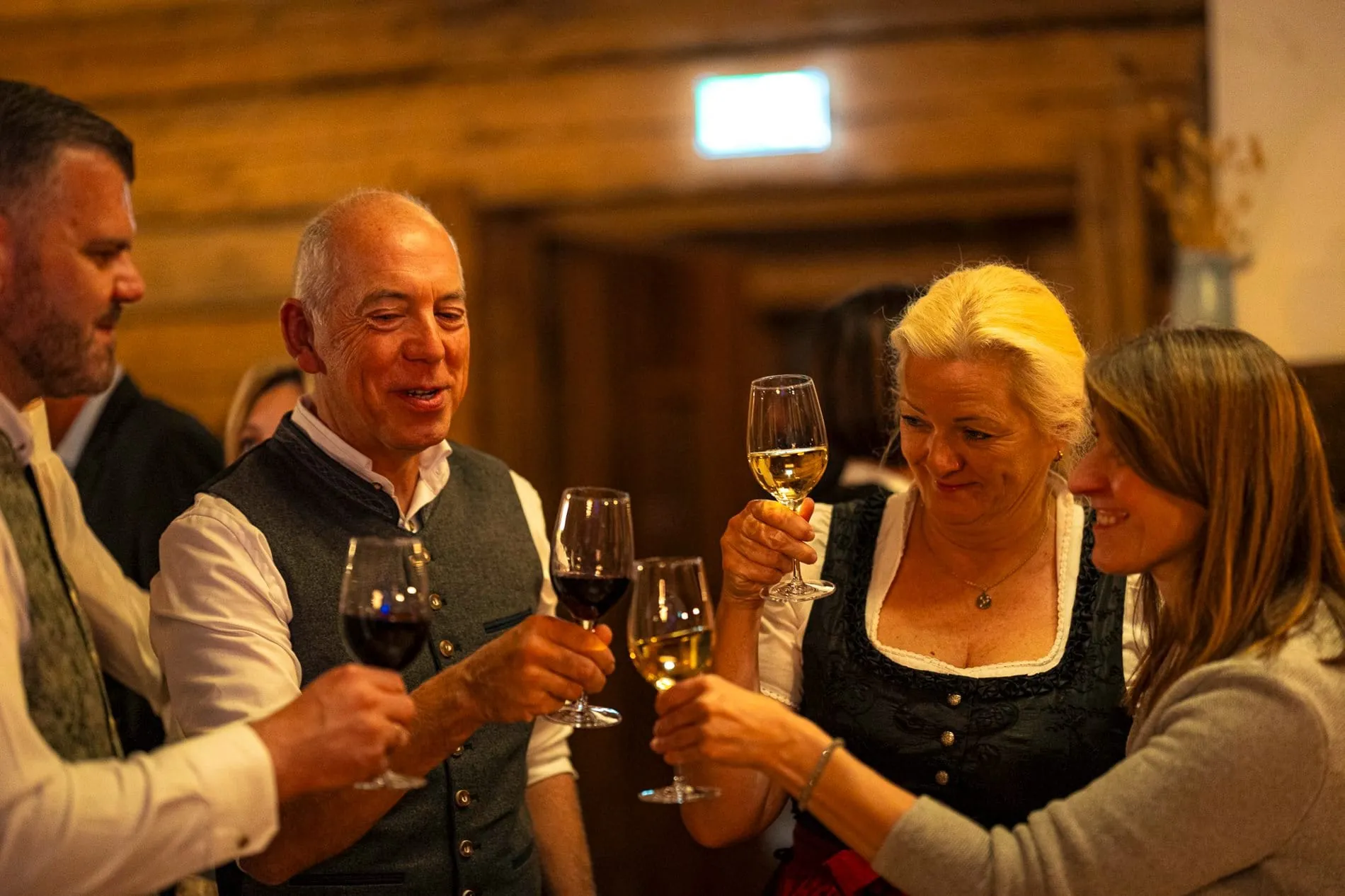 Impressionen vom SpaCamp 2025: Nach dem Dinner wurde in der hoteleigenen Interalpen-Alm bis in die Nacht gefeiert und getanzt.