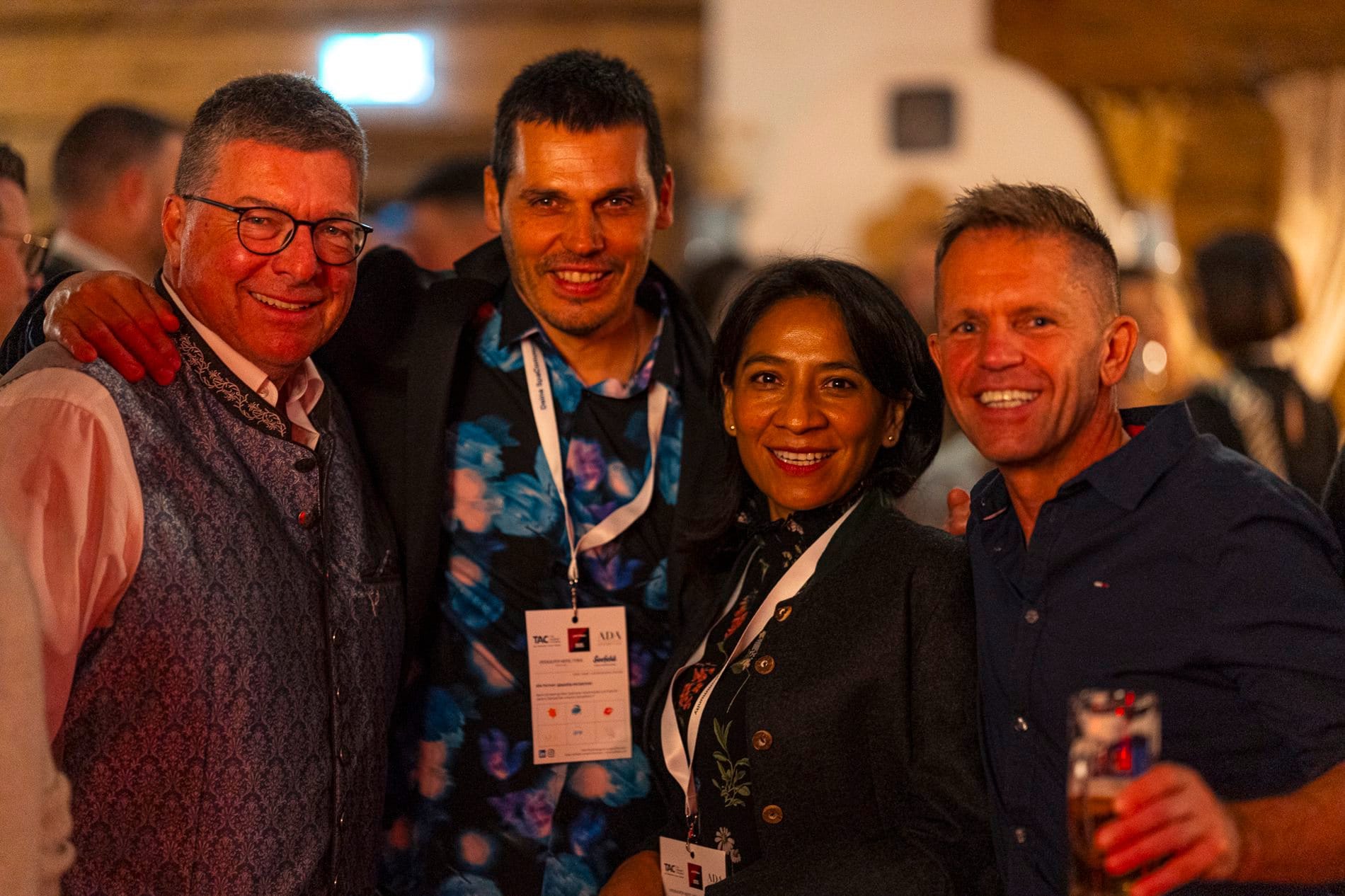 Impressionen vom SpaCamp 2025: Nach dem Dinner wurde in der hoteleigenen Interalpen-Alm bis in die Nacht gefeiert und getanzt.