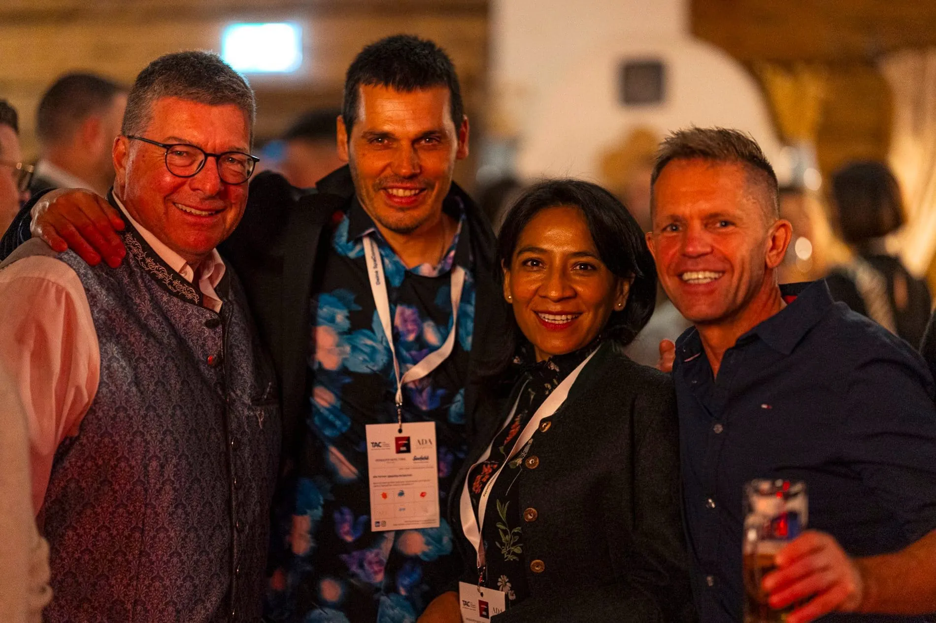 Impressionen vom SpaCamp 2025: Nach dem Dinner wurde in der hoteleigenen Interalpen-Alm bis in die Nacht gefeiert und getanzt.