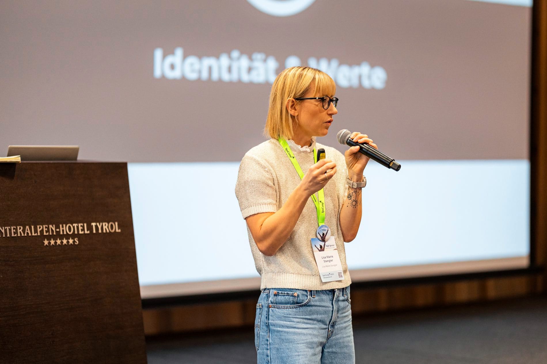 Impressionen vom SpaCamp 2025: Systemcoach Lisa Marie Stangier sprach über die Wichtigkeit von Werten, Wurzeln und Identität.