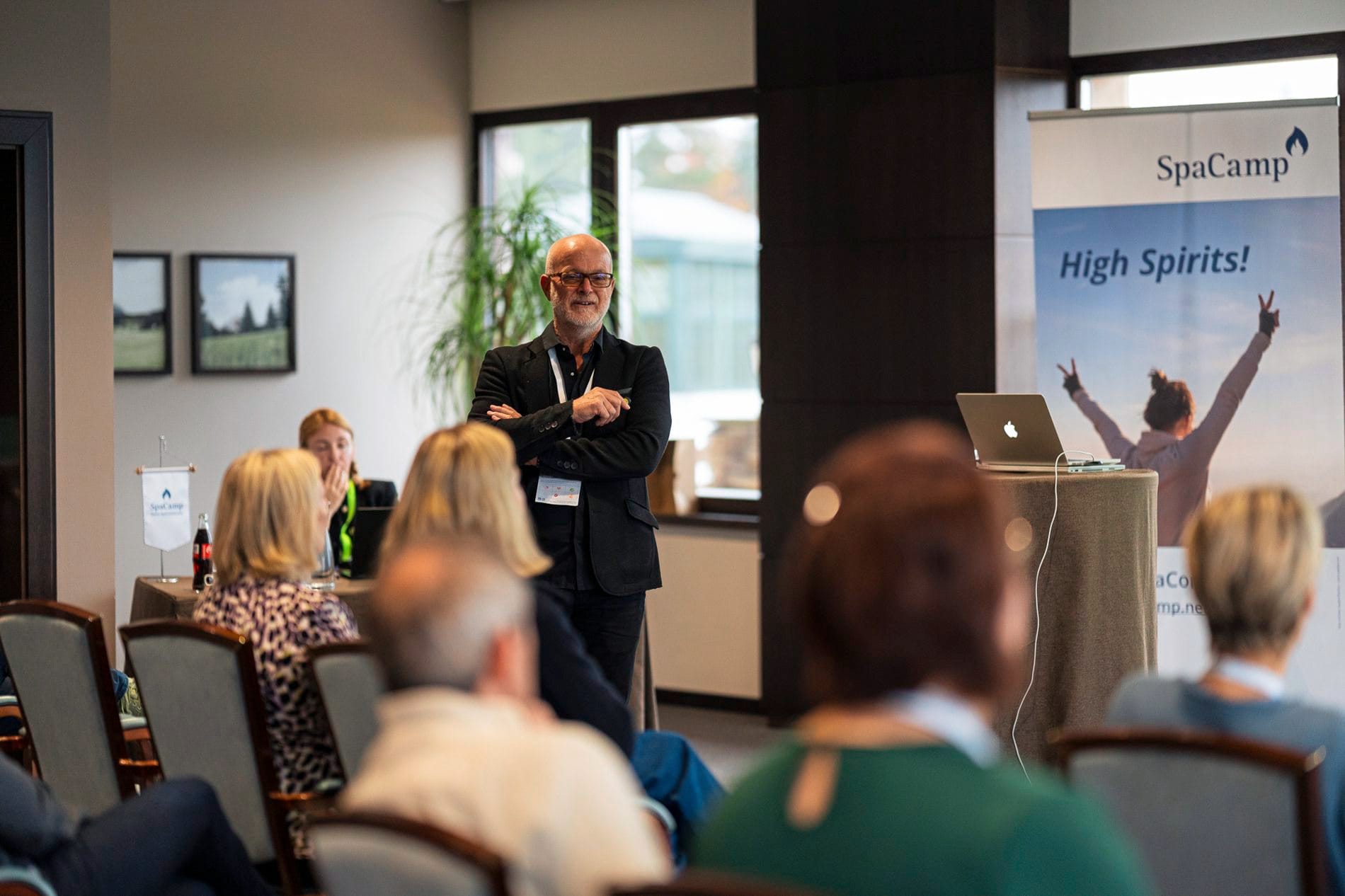 Impressionen vom SpaCamp 2025: Spa-Experte Sven Huckenbeck diskutierte das Thema "Wellness zwischen KI und ROI".