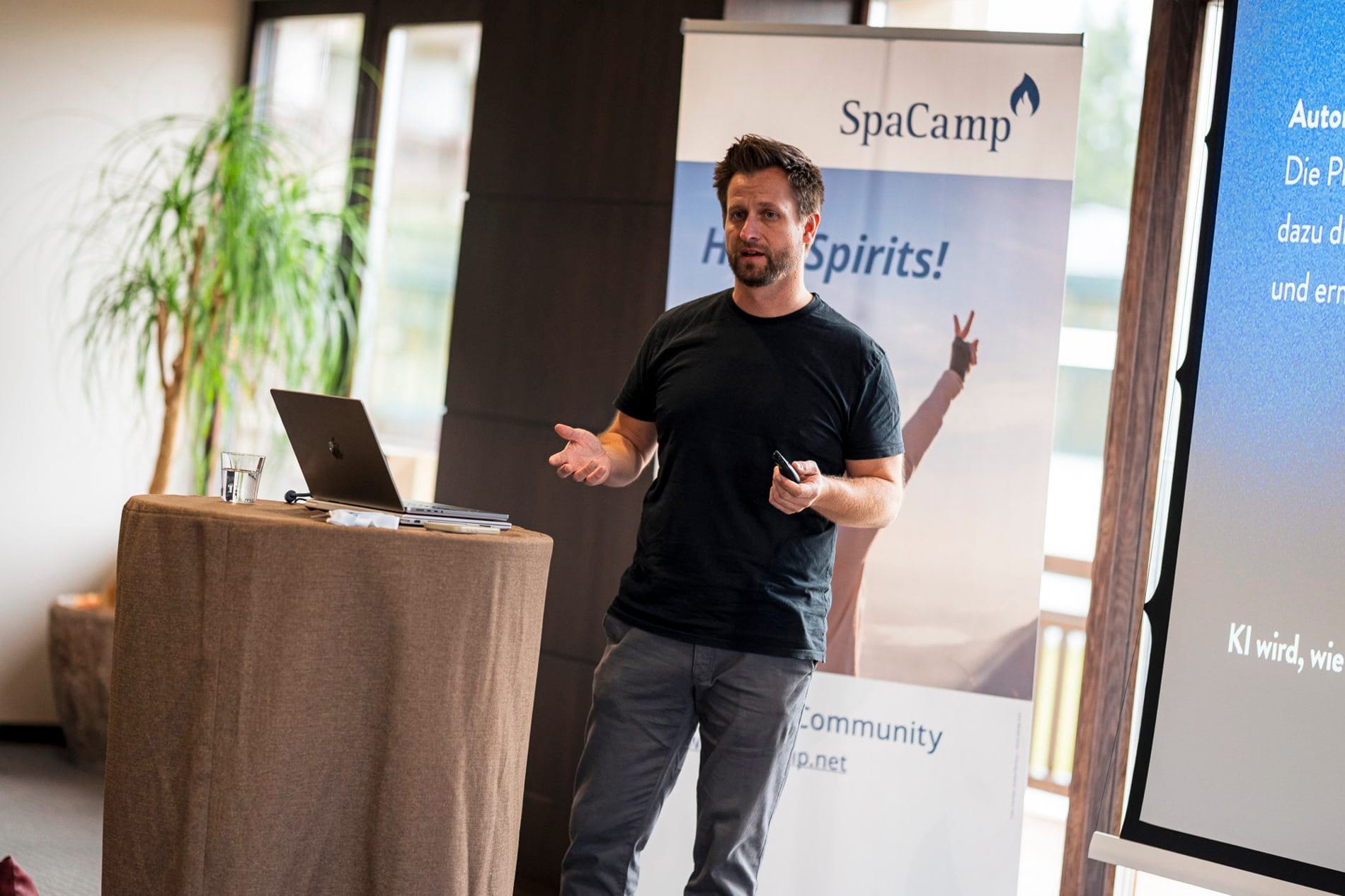 Impressionen vom SpaCamp 2025: Werner Haring von Qbits informierte über Potentiale und auch Gefahren bei der Nutzung von KI im Unternehmen.