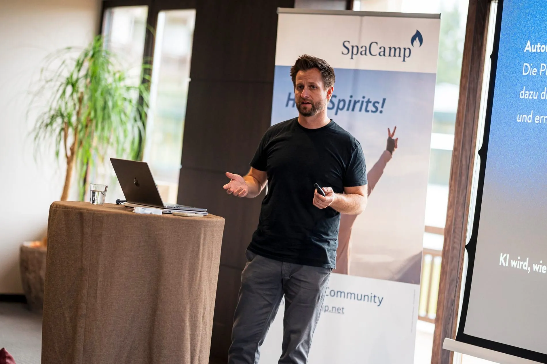 Impressionen vom SpaCamp 2025: Werner Haring von Qbits informierte über Potentiale und auch Gefahren bei der Nutzung von KI im Unternehmen.