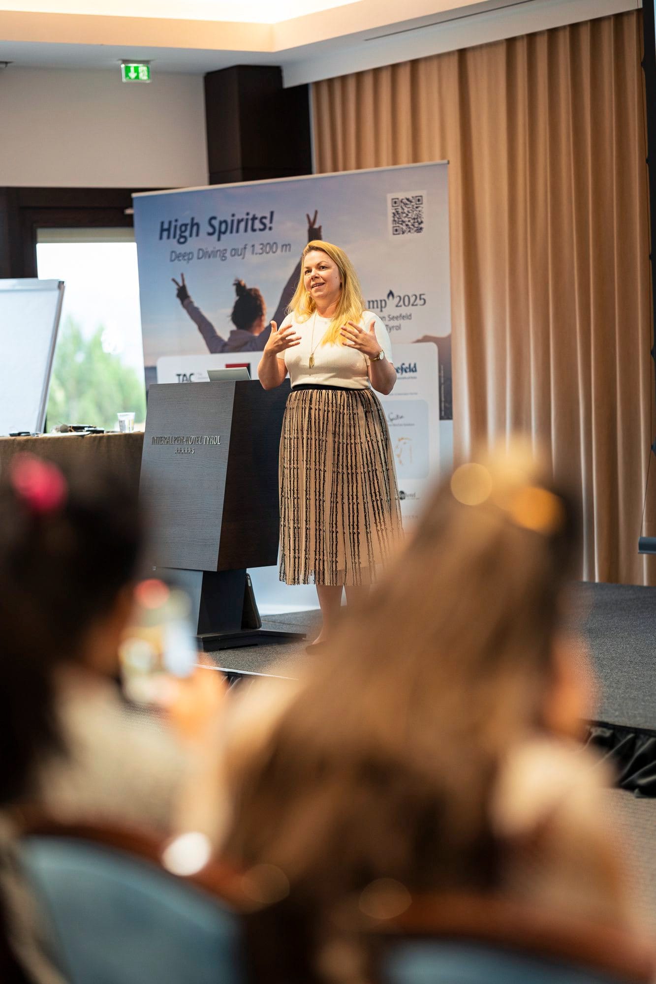 Impressionen vom SpaCamp 2025: Kathrin Fuchs von Goldwert-Coaching sprach über KI als Schlüssel zu Gastglück und Teamflow.