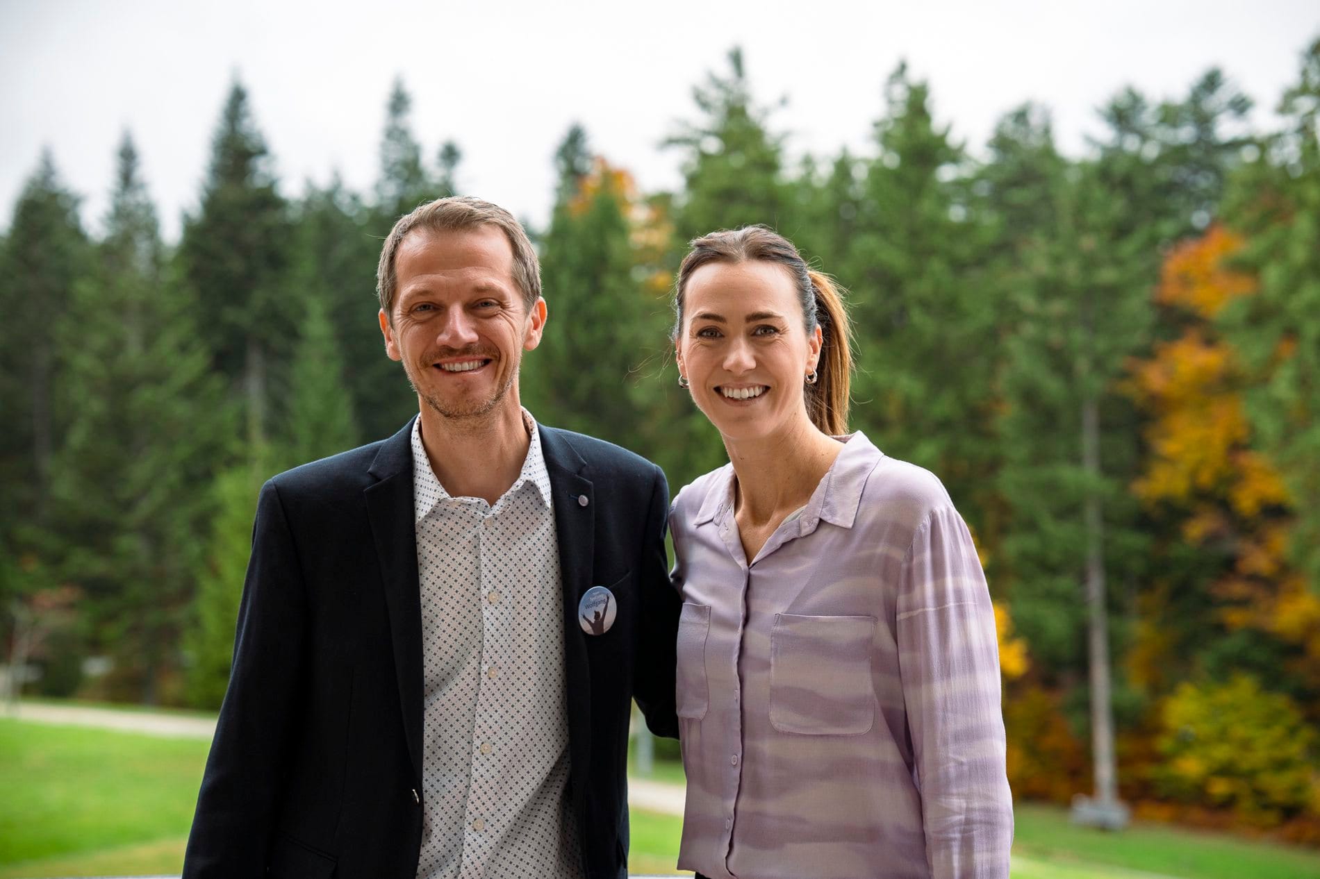 Impressionen vom SpaCamp 2025: SpaCamp-Veranstalter Wolfgang Falkner mit Keynote-Speakerin und Ex-Profifußballerin Viktoria Schnaderbeck.
