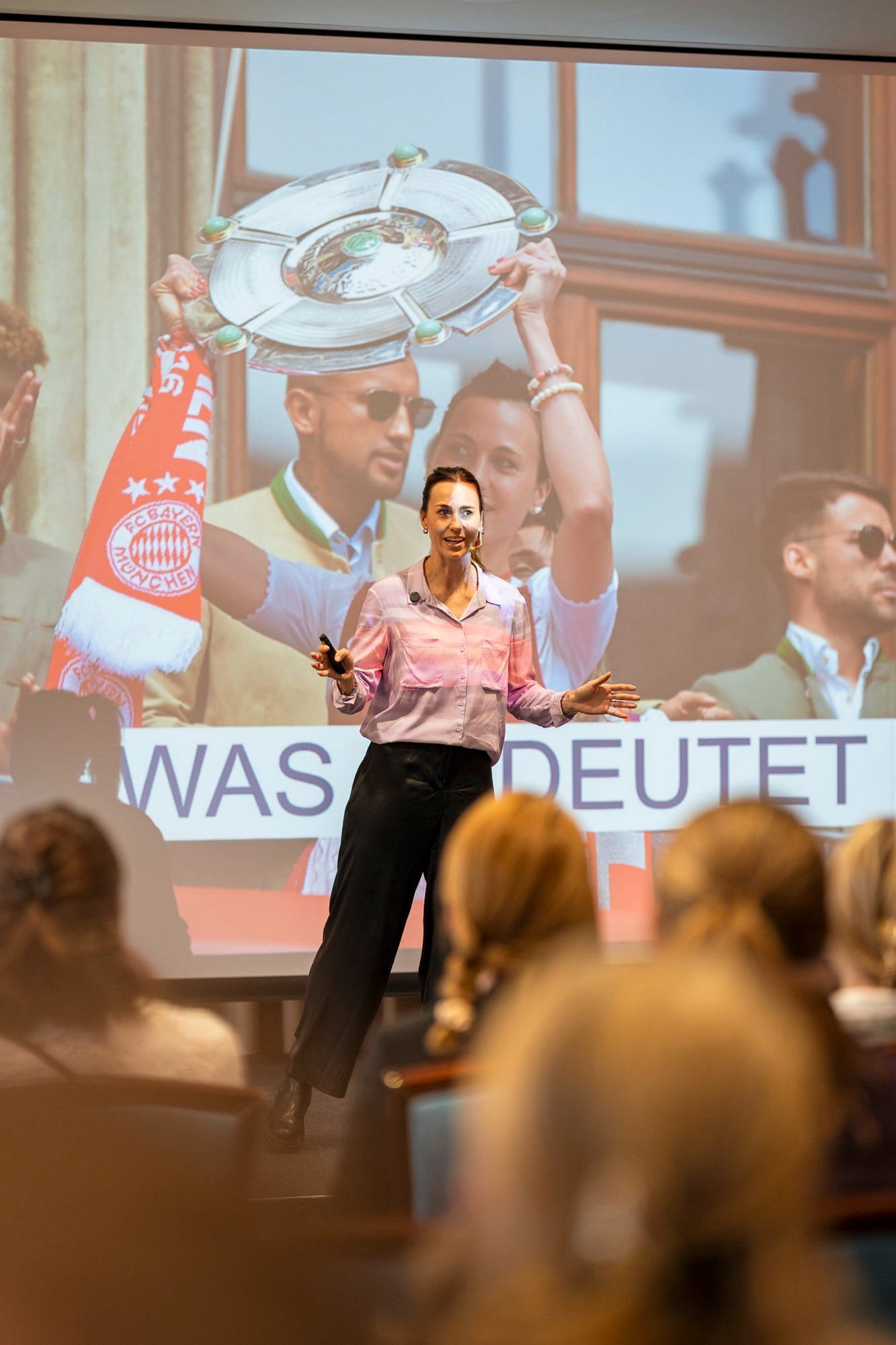 Impressionen vom SpaCamp 2025: Keynote mit Ex-Profifußballerin Viktoria Schnaderbeck.