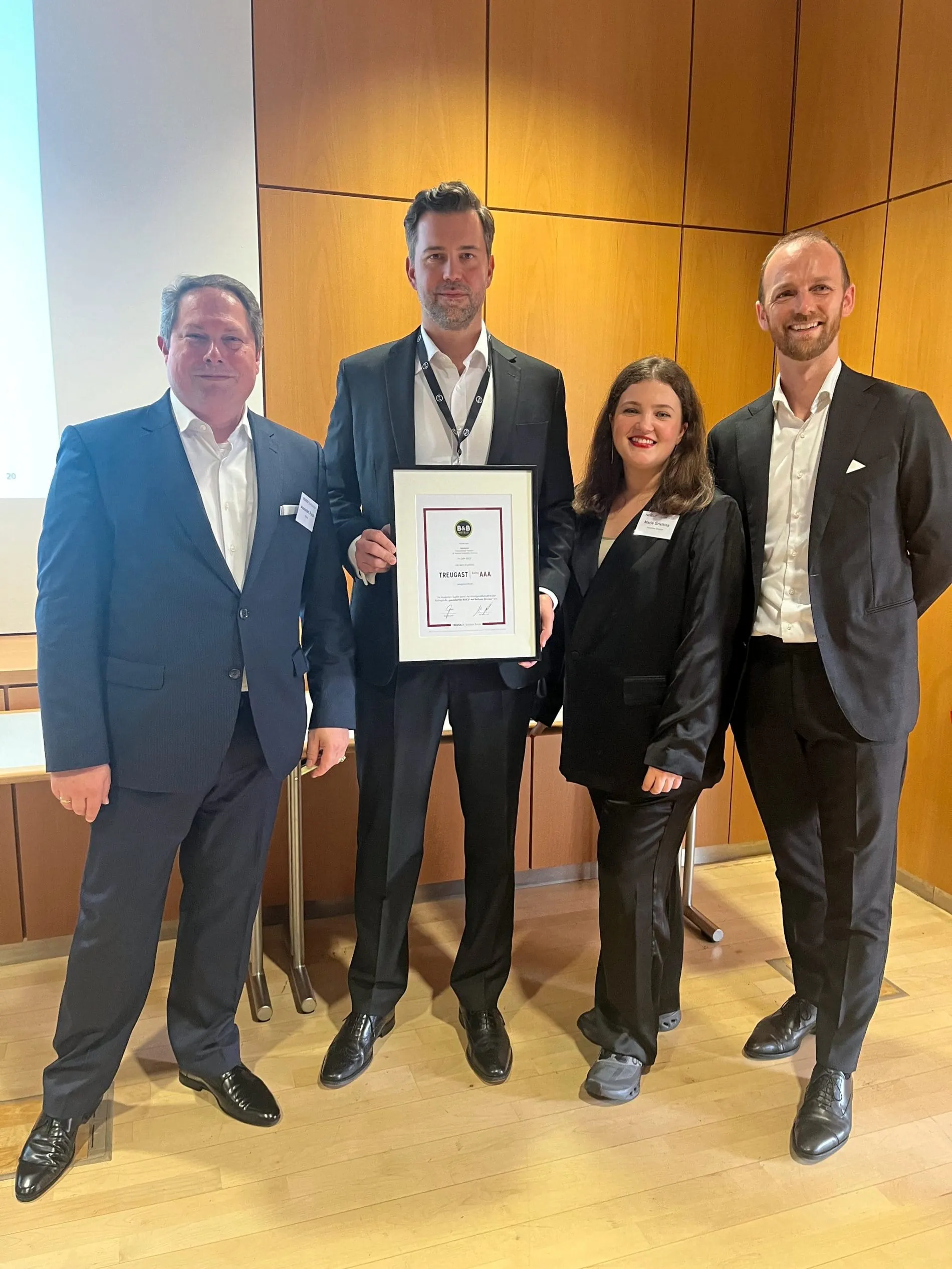 Treugast-Rating: (von links), Alexander Pesch (Group Director Treugast), Deniel Frey (CCO B&B Hotels), Maria Grishina (Associate Director Treugast) und Michael Lidl (Geschäftsführender Partner Treugast).