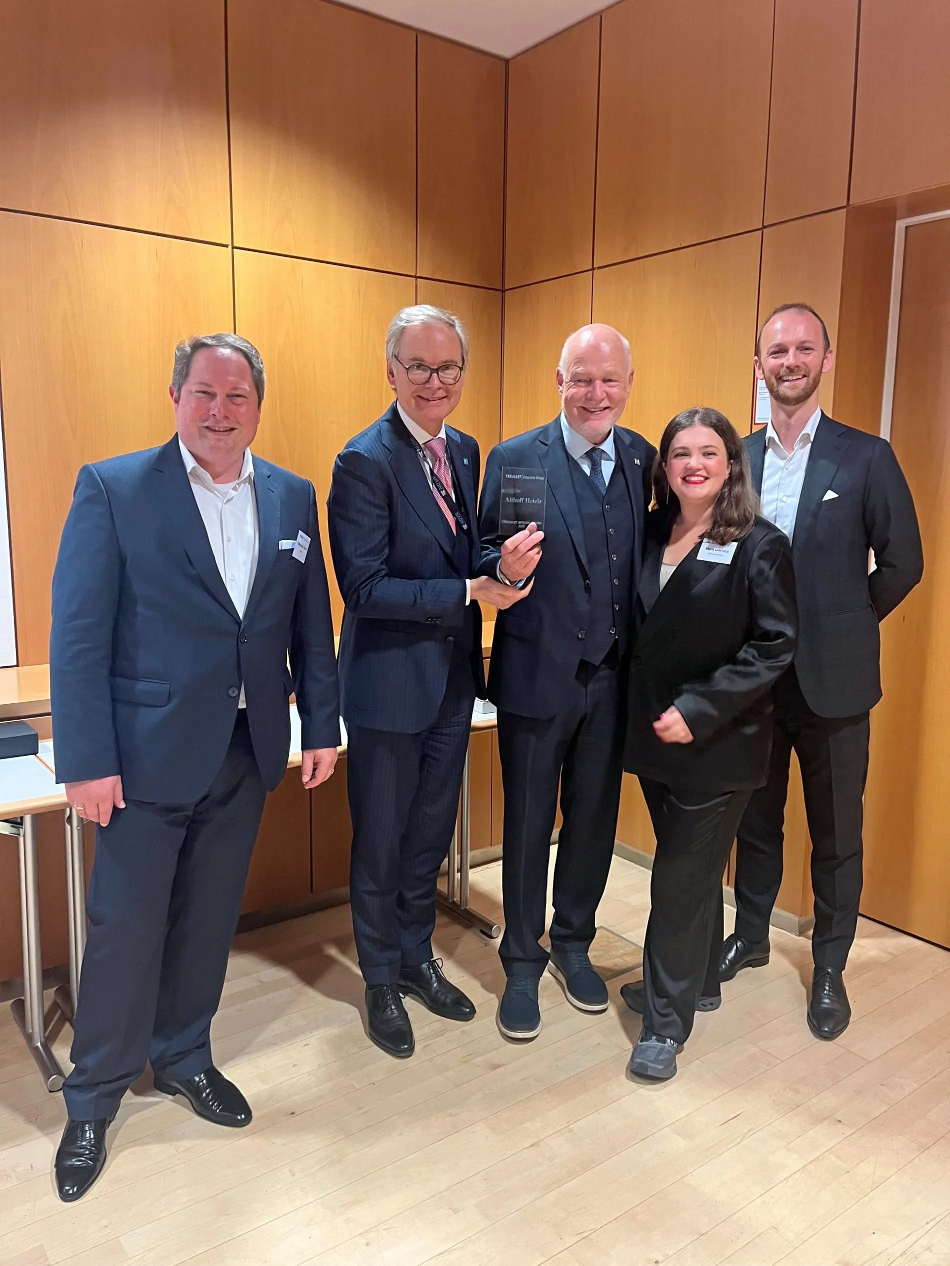 Treugast Special Award für die Althoff Hotels: (von links), Alexander Pesch (Group Director Treugast), Frank Marrenbach (CEO Althoff), Thomas H. Althoff (Gründer Althoff), Maria Grishina (Associate Director Treugast) und Michael Lidl (Geschäftsführender Partner Treugast).