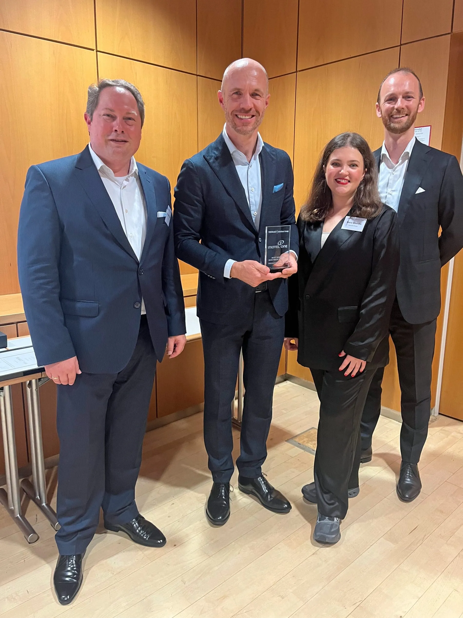 Treugast-Rating: (von links), Alexander Pesch (Group Director Treugast), Stefan Lenze (Co-CEO Motel One Group), Maria Grishina (Associate Director Treugast) und Michael Lidl (Geschäftsführender Partner Treugast).