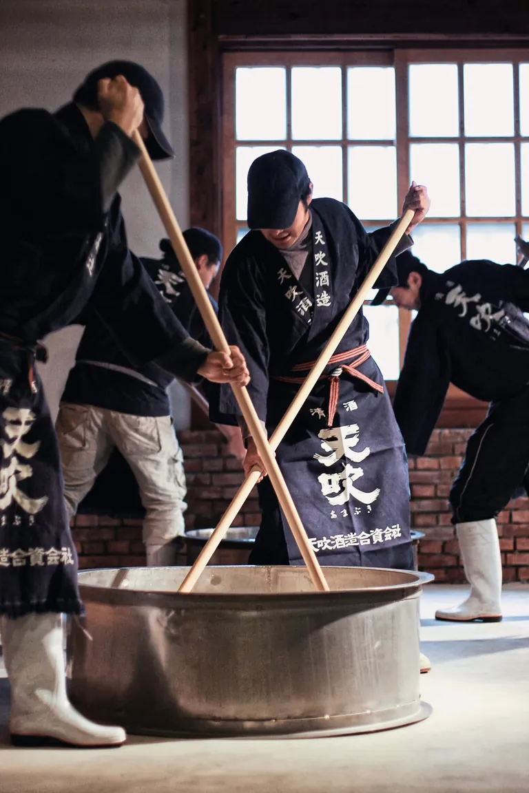 Die traditionelle Kimoto-Methode, bei der Koji-Reis, gedämpfter Reis und Wasser aufwendig gestampft und gerührt werden, verleiht dem Sake viel Umami und ein vollmundiges Geschmacksprofil.