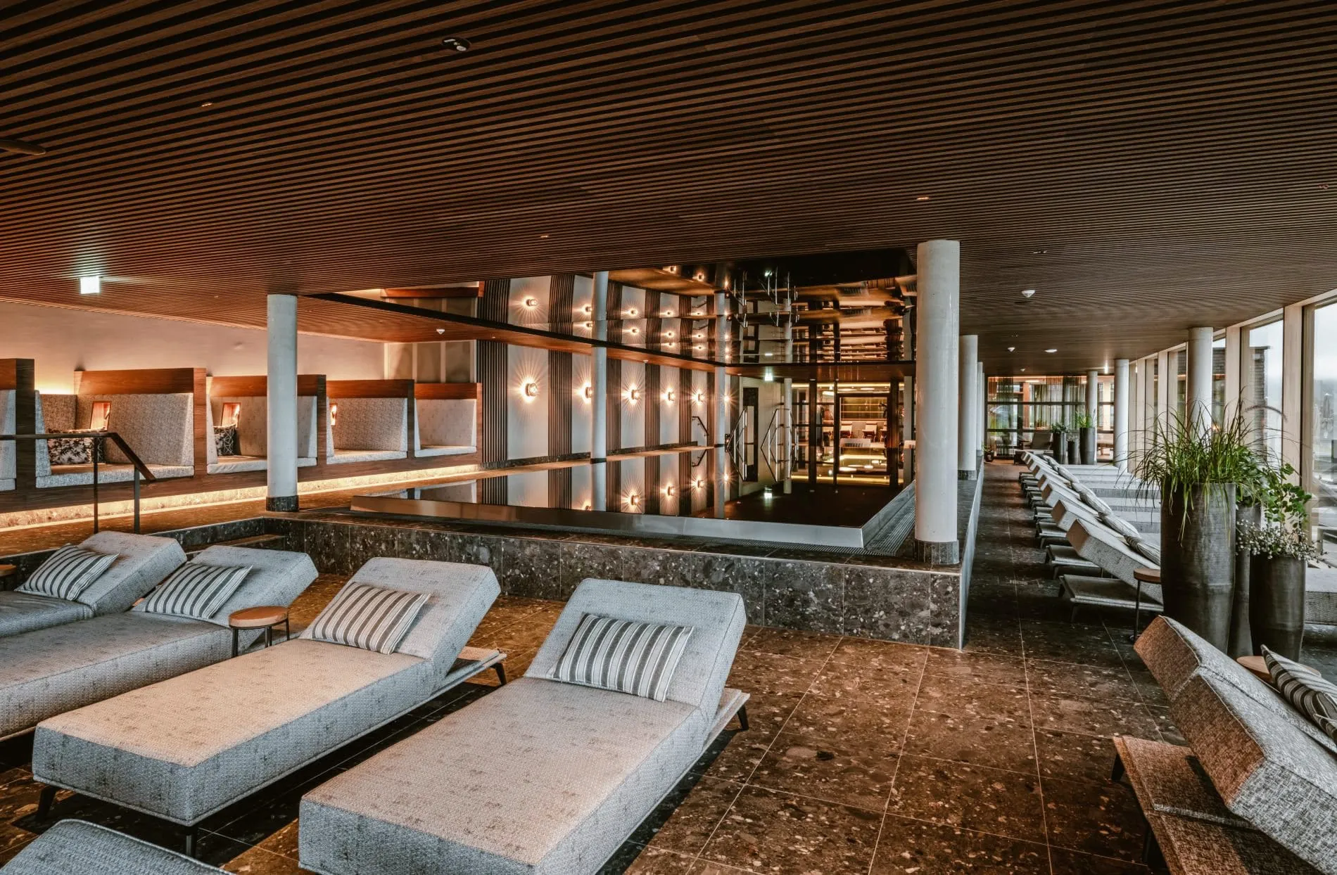 Herzstück des neuen Spa-Bereichs ist ein 14 Meter langer Indoor-Sportpool.