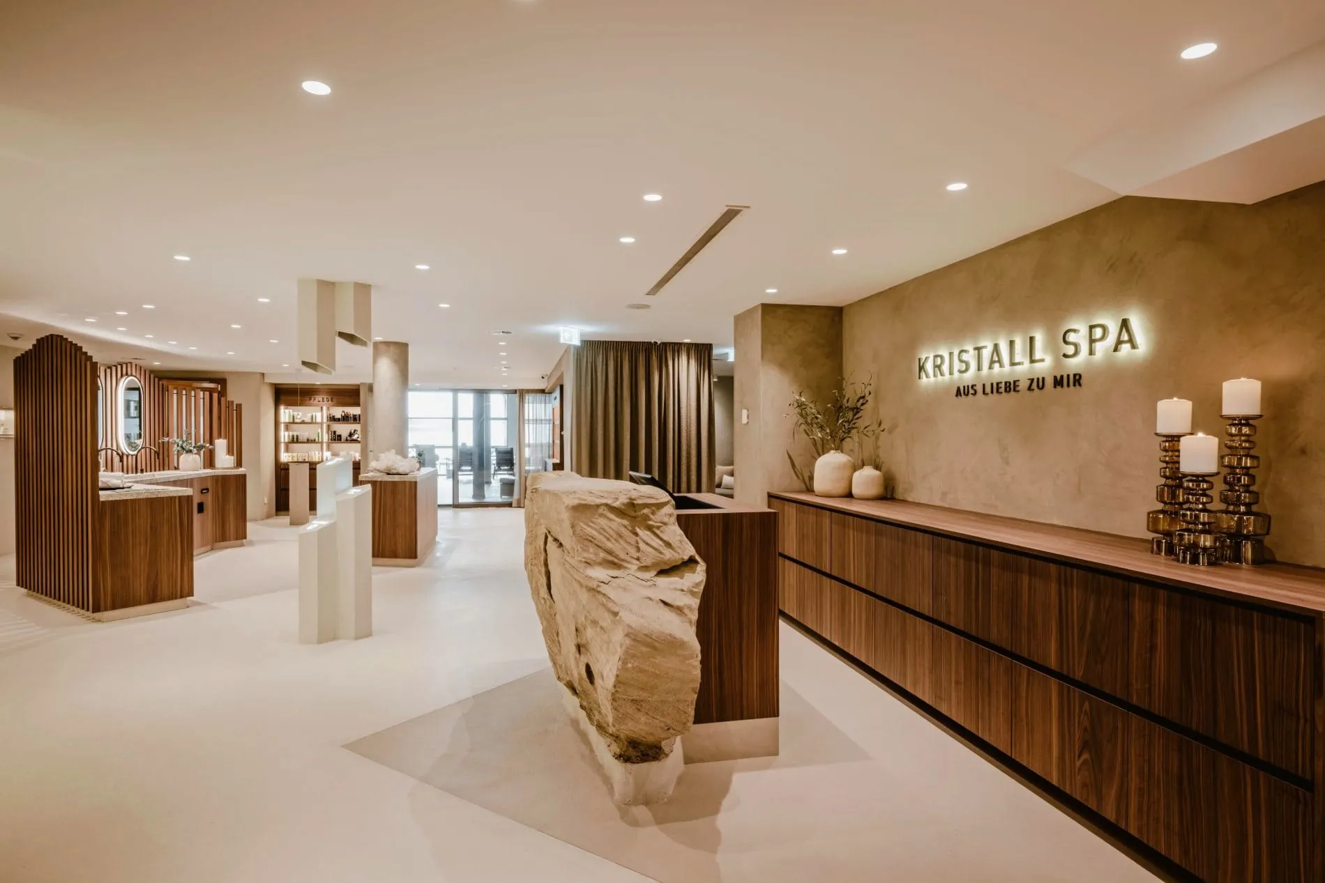 Neu ist auch der stilvolle Kristall SPA mit Concept Store und der hauseigenen Kosmetiklinie „Ewig by Bergkristall".