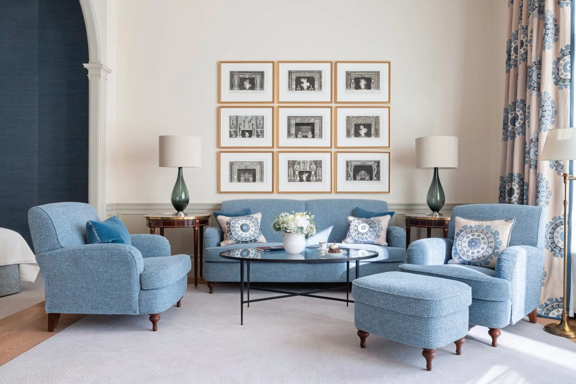 Gemusterte Stoffe und antike Möbel prägen das Interior.