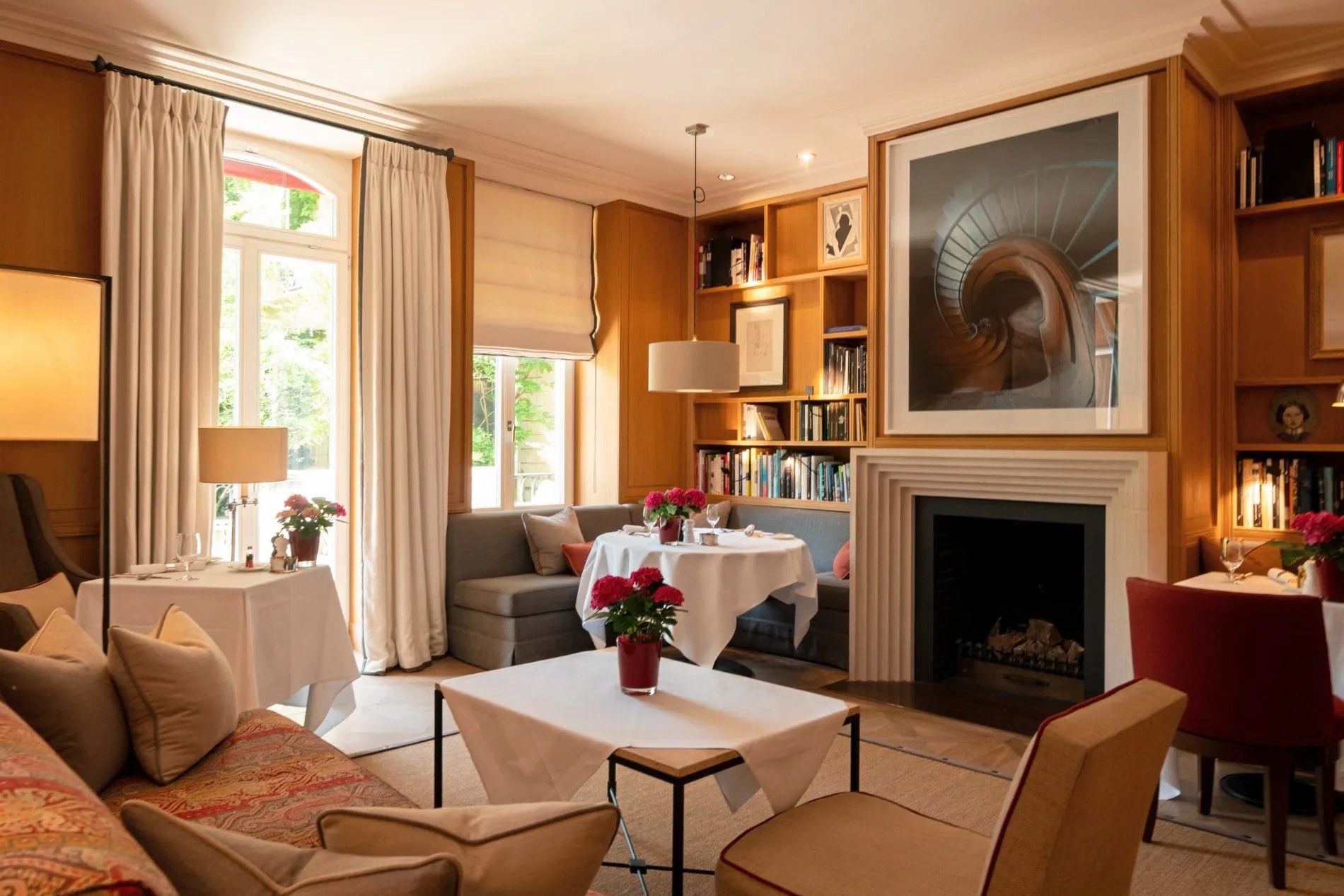 Sie schuf 27 individuelle Zimmer- und Suite-Konzepte, die die Beaux-Arts-Stilrichtung des 19. Jahrhunderts mit dem Charakter englischer Inneneinrichtung verbinden.