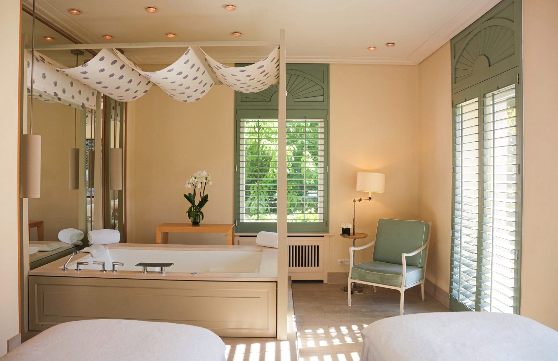 Die Farbwelt reicht von Koralle und Pastellblau über tiefes Waldgrün bis Elfenbein.