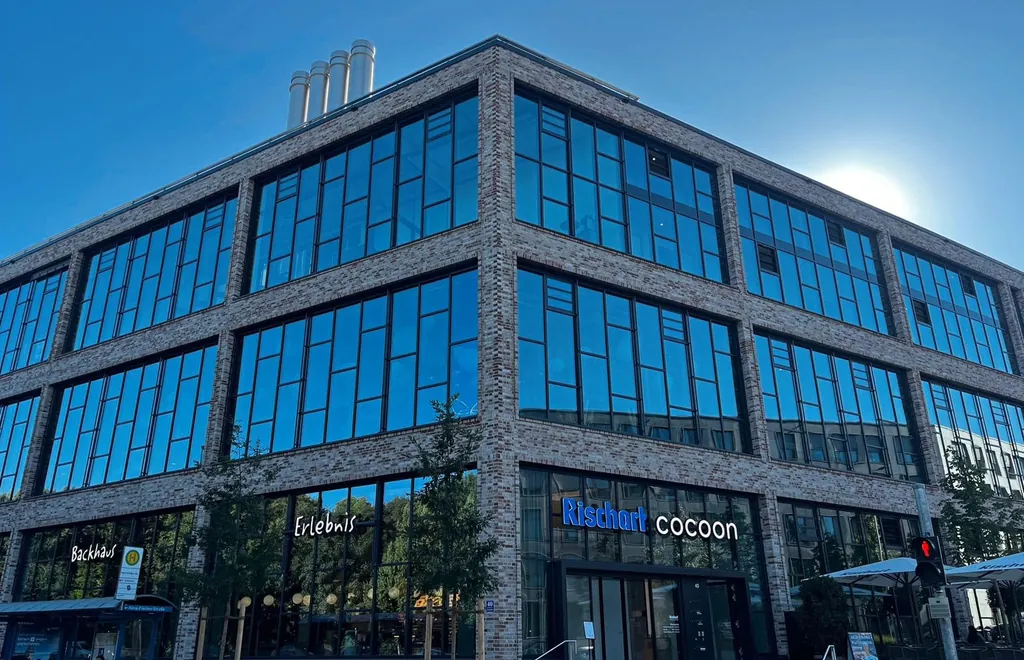 Die Au&szlig;enansicht des Hotels.