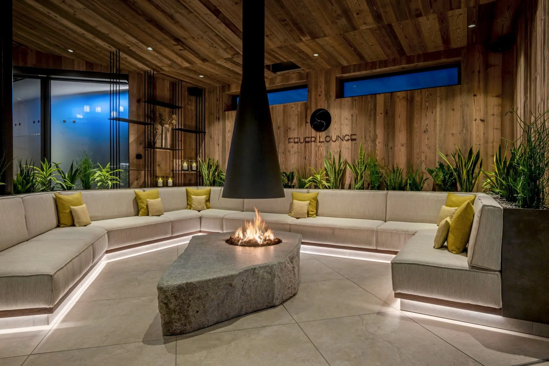 Warm und ruhig: Die Feuerlounge mit offener Feuerstelle.