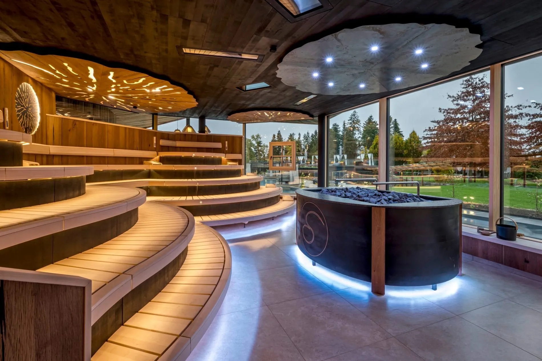 Groß und atmosphärisch: Die neue Eventsauna ist Bühne für diverse Aufgüsse.