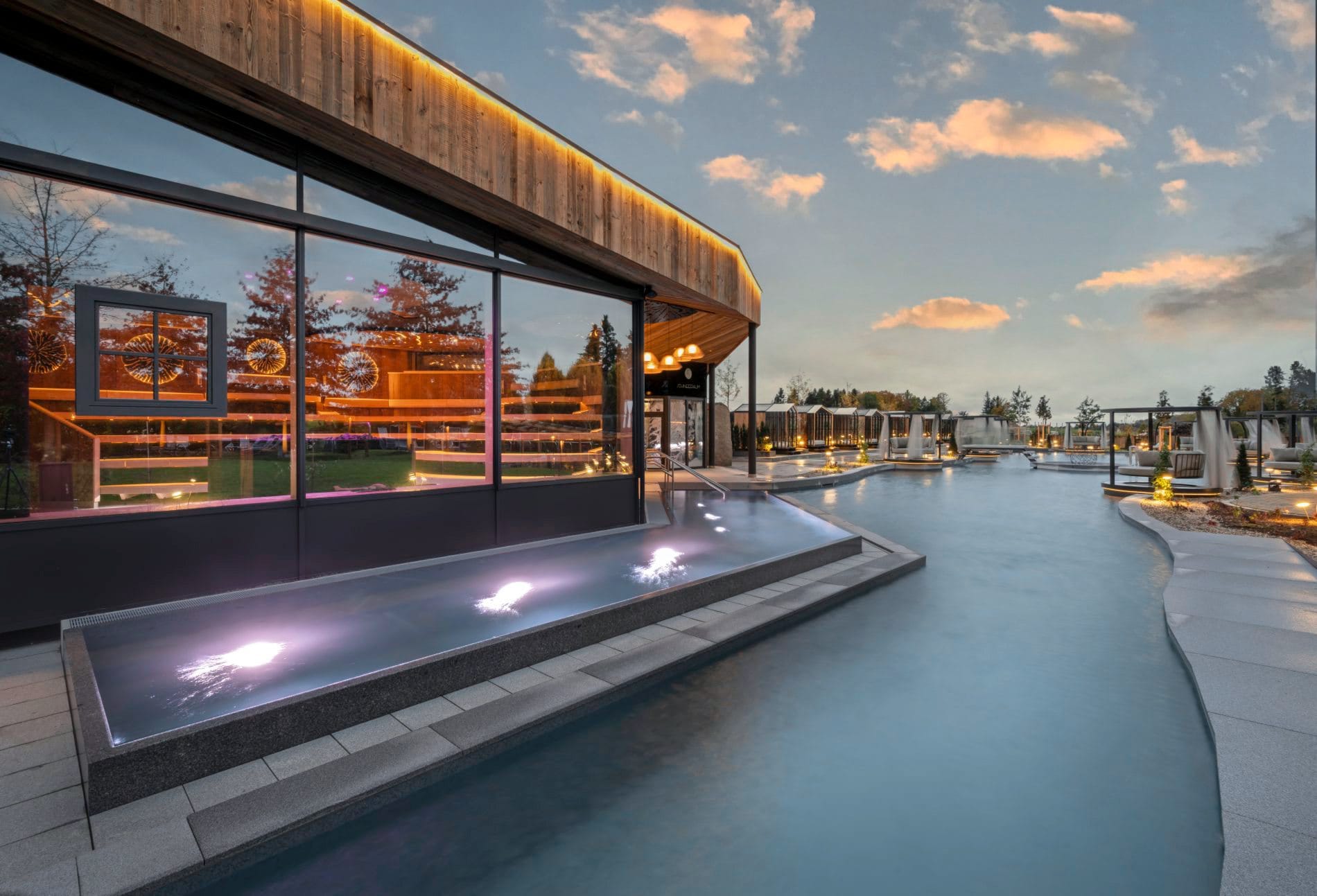 Im Zentrum der neuen Oasee steht der „Stemp See“, ein 60 Meter langer, beheizter Naturpool.