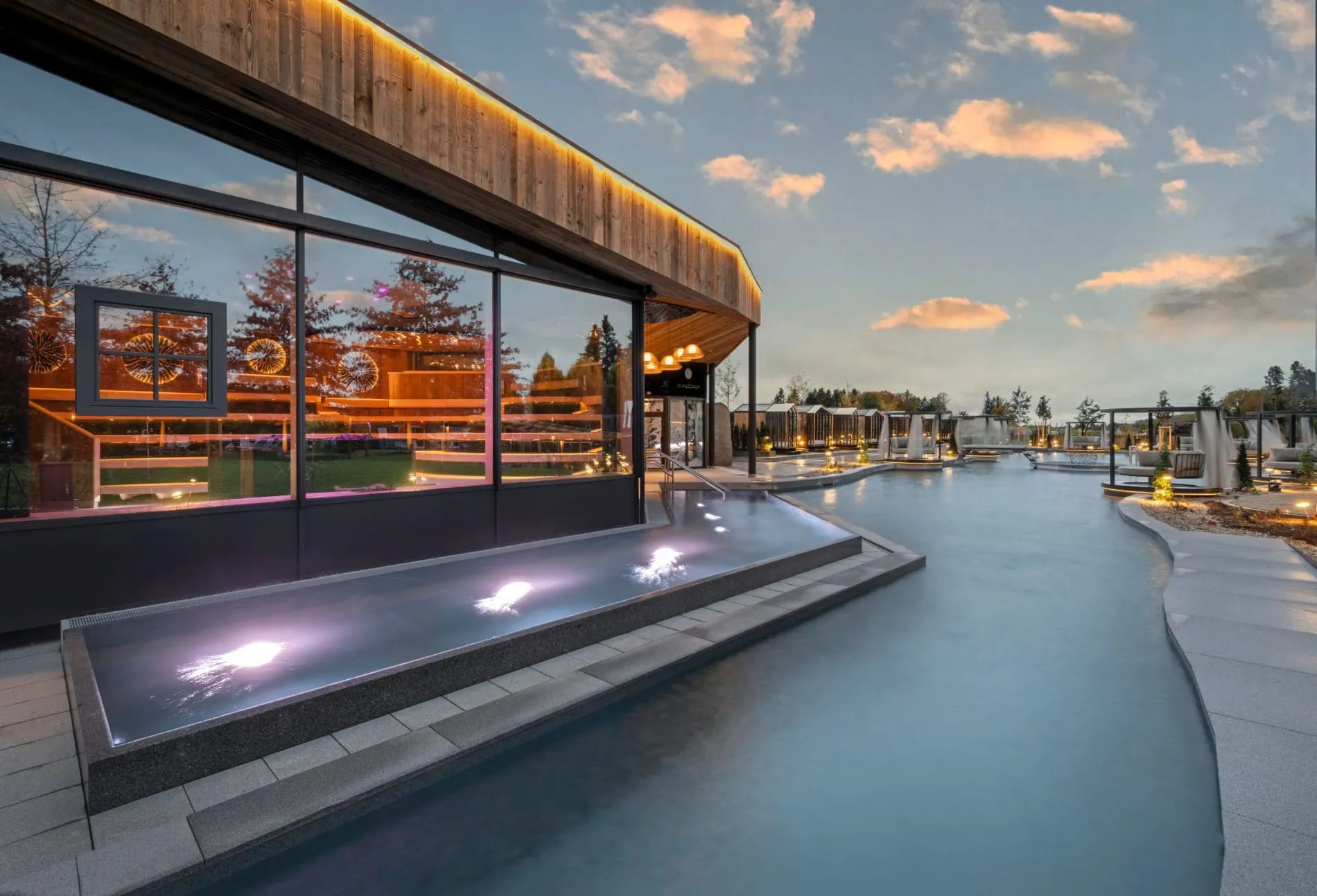 Im Zentrum der neuen Oasee steht der „Stemp See“, ein 60 Meter langer, beheizter Naturpool.