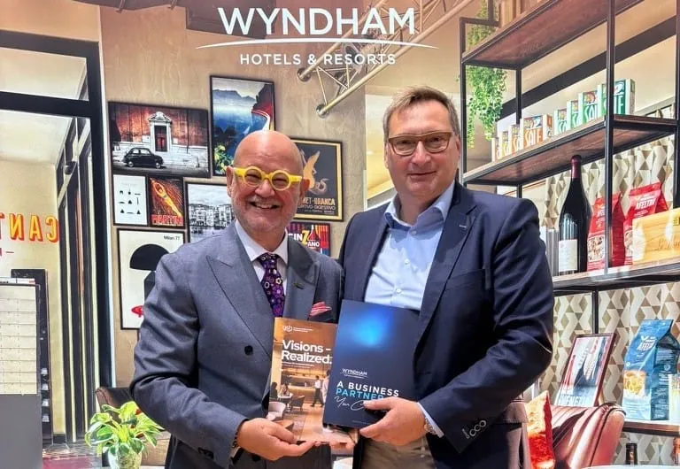 Dimitris Manikis, EMEA-Präsident von Wyndham Hotels & Resorts (links) und Andreas Erben, CEO von Gorgeous Smiling Hotels (rechts), unterzeichneten während der Expo Real in München eine Franchisevereinbarung für 25 Hotels in Deutschland und Österreich.