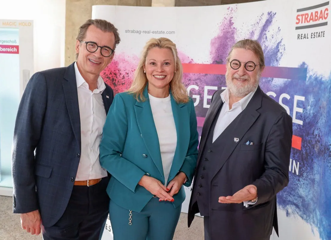 Feiern die Grundsteinlegung des Hotels Weitblick: (von rechts) Dorint Aufsichtsratschef Dirk Iserlohe, Dorint COO Stefanie Brandes und Erwin Größ, Geschäftsführer Strabag Real Estate Österreich.