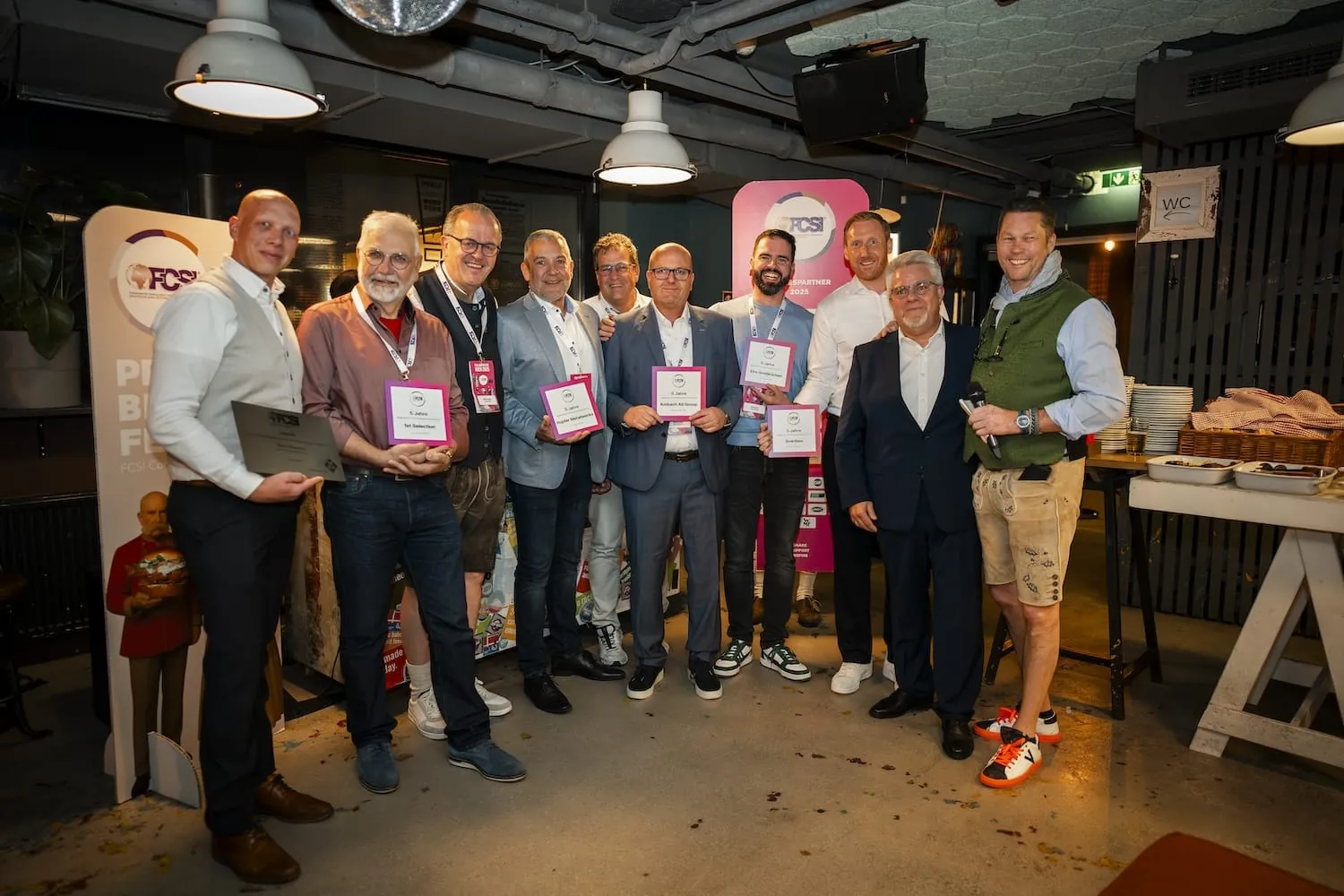 FCSI Convention Wien 2025: Ehrung langjähriger FCSI-Mitglieder bei der „Wiener Schickeria“-Party im 25hours Hotel Museumsquartier.