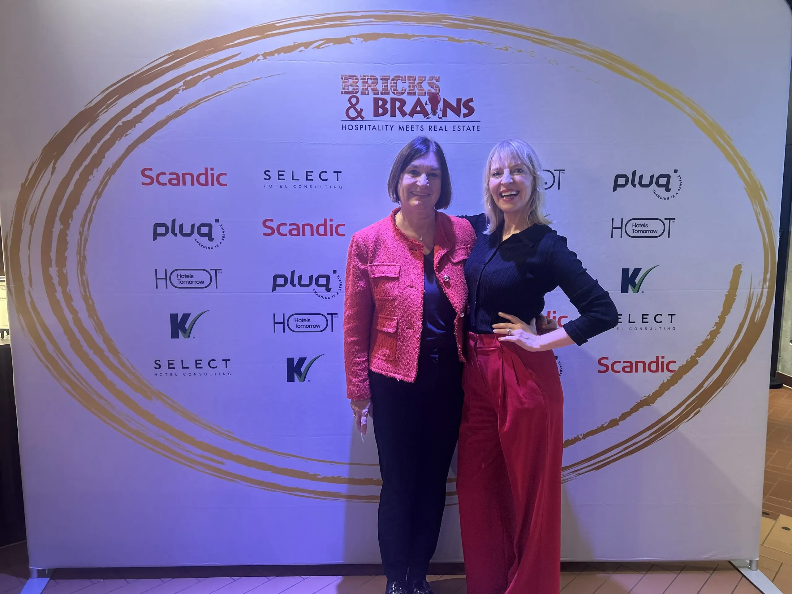 Auf der Bricks and Brains Party: Tophotel-Autorin Susanne Stauß (links) mit Tina Froböse, geschäftsführende Gesellschafterin von Select Hotel Consulting.