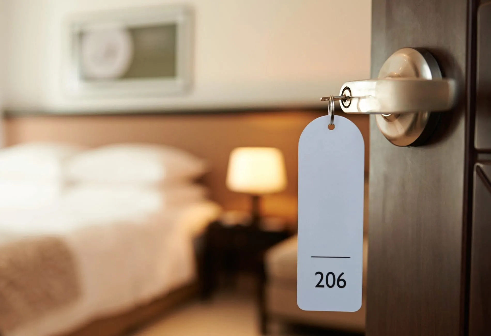 Die Hotellerie präsentiert sich laut Report trotz wirtschaftlicher Unsicherheiten weiterhin widerstandsfähig. 2024 wurden erstmals wieder mehr Übernachtungen verzeichnet als vor der Pandemie.