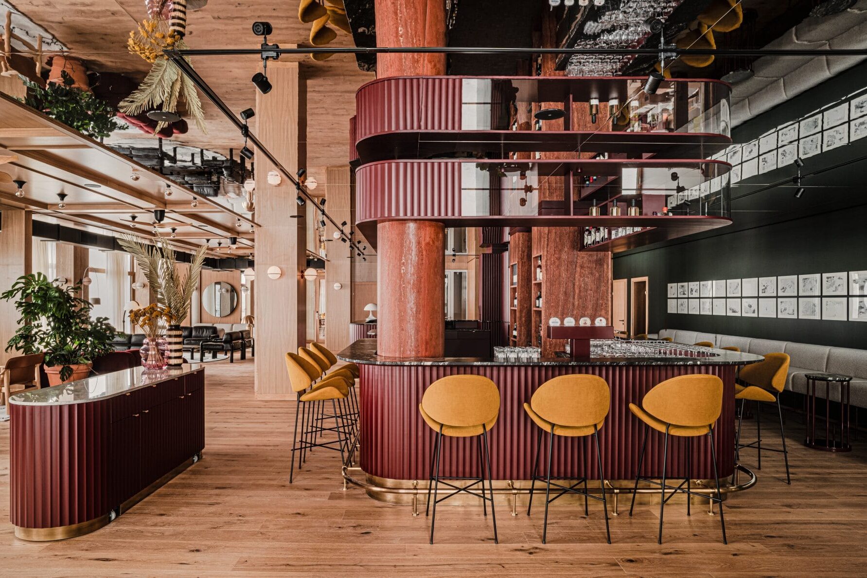 Der zentrale Treffpunkt für Cōmodo-Gäste: Die Lobby vereint Bar, Restaurant und Rezeption, mit Zugang zur Sonnenterrasse.