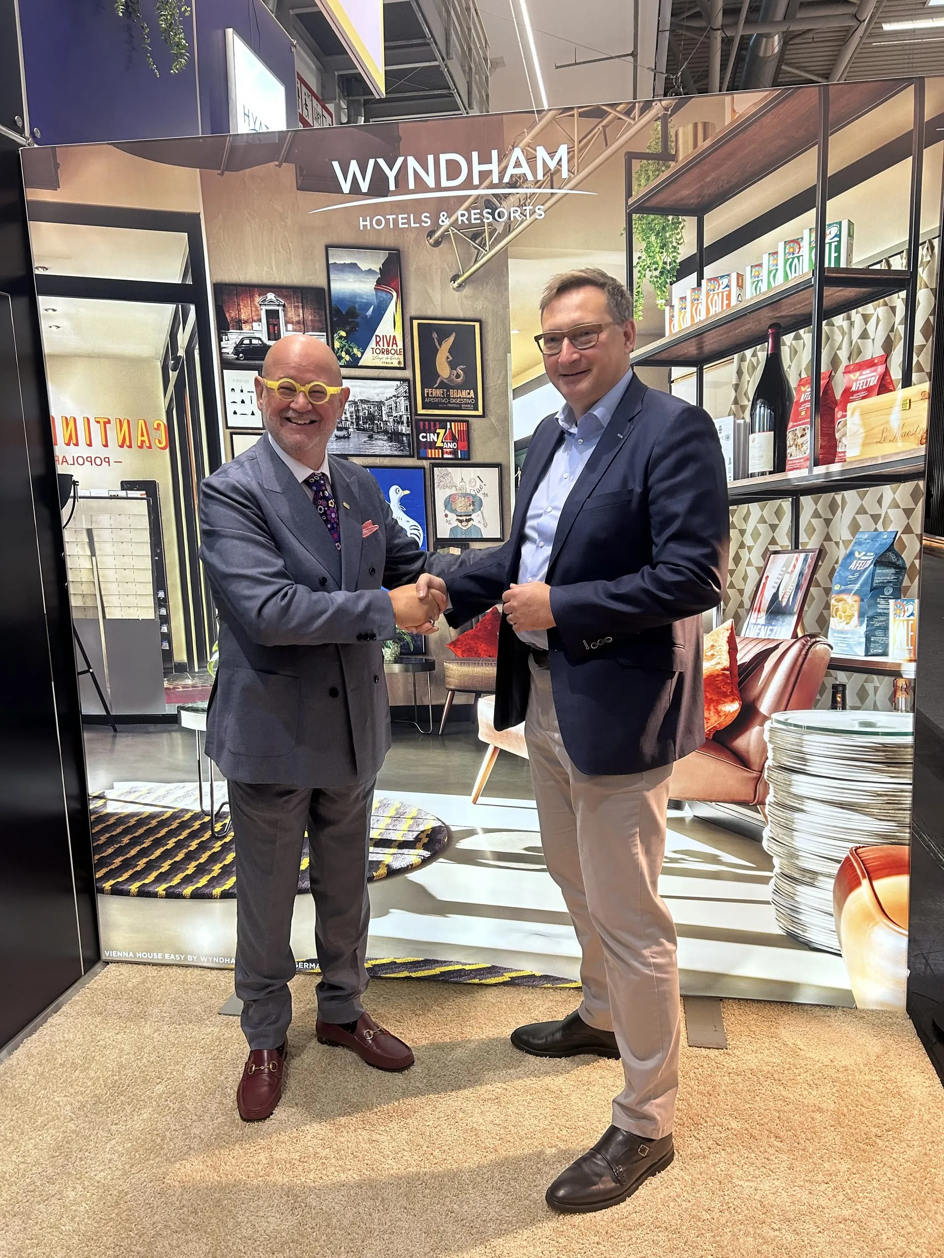 Deal über 25 Hotels: Andreas Erben von GSH (rechts) und Dimitris Manikis von Wyndham freuen sich über die erweiterte Partnerschaft.