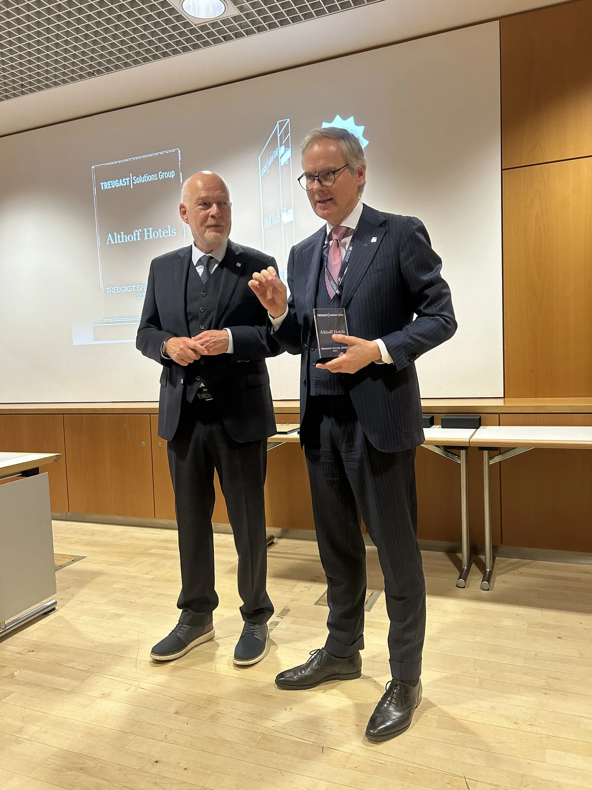 Freude über den Special Award beim Treugast Ranking: Thomas Althoff, Gründer Althoff, (links) mit CEO Frank Marrenbach.
