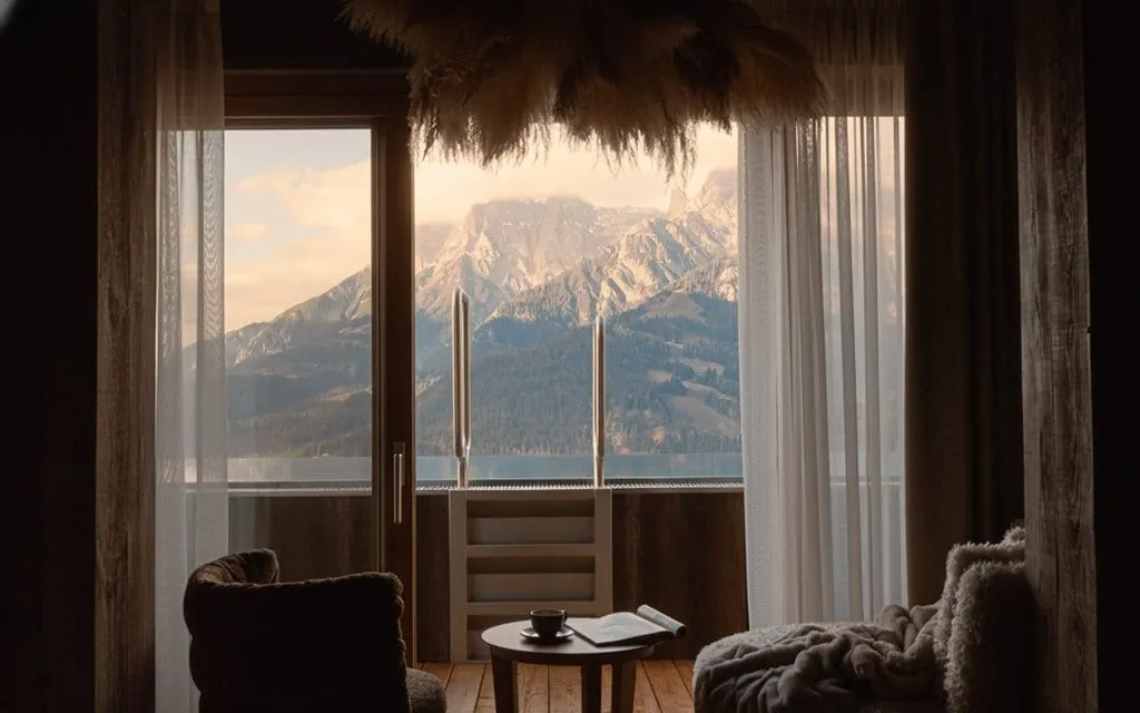 Pool und Bergblick: Die Zimmer "Morgentau" liegen direkt am Pool.