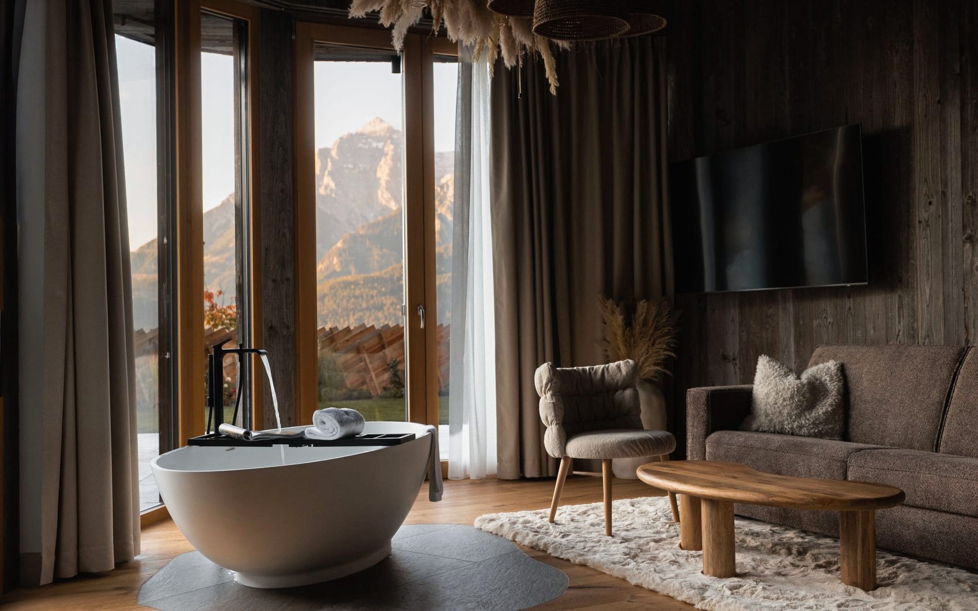 Die Gartensuite "Gartengeflüster" mit freistehender Badewanne und Panoramablick.